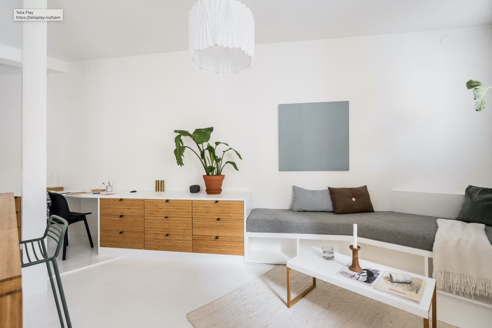 Integrert sofa og masse lagringsplass i heltre-skuffer Galleribilde