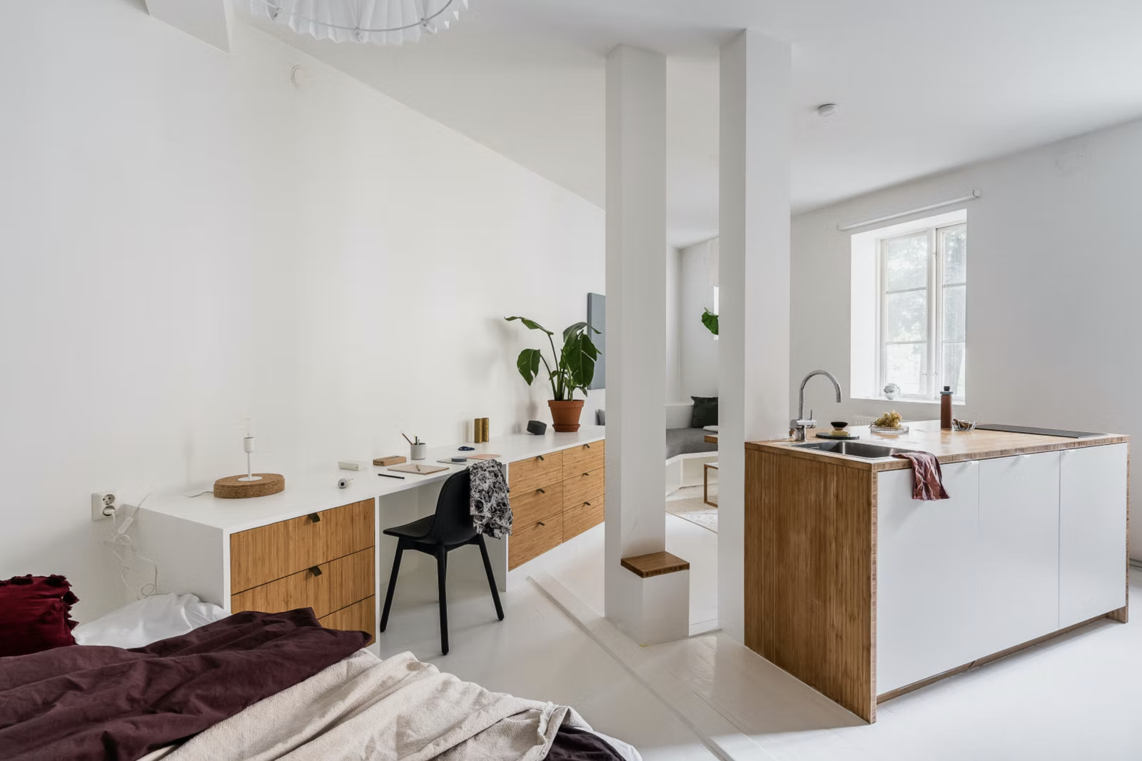 Vakker og praktisk 1-roms hybel med egen inngang. Galleribilde