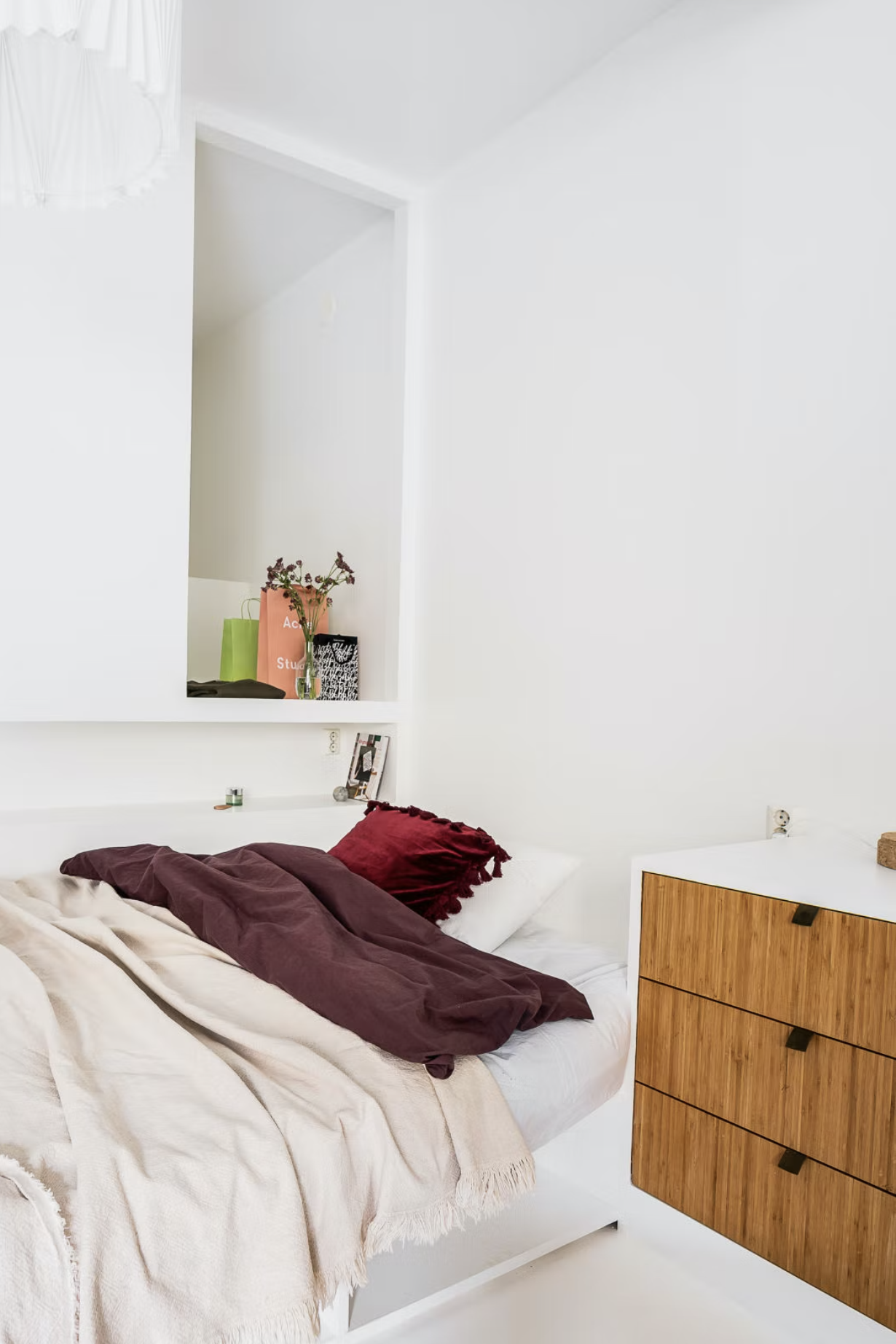 Fin alkove innenfor sengen til lagring og dekor... Galleribilde