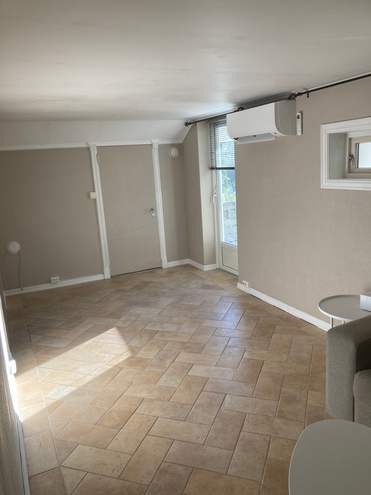 Stue med utgang til hage Galleribilde