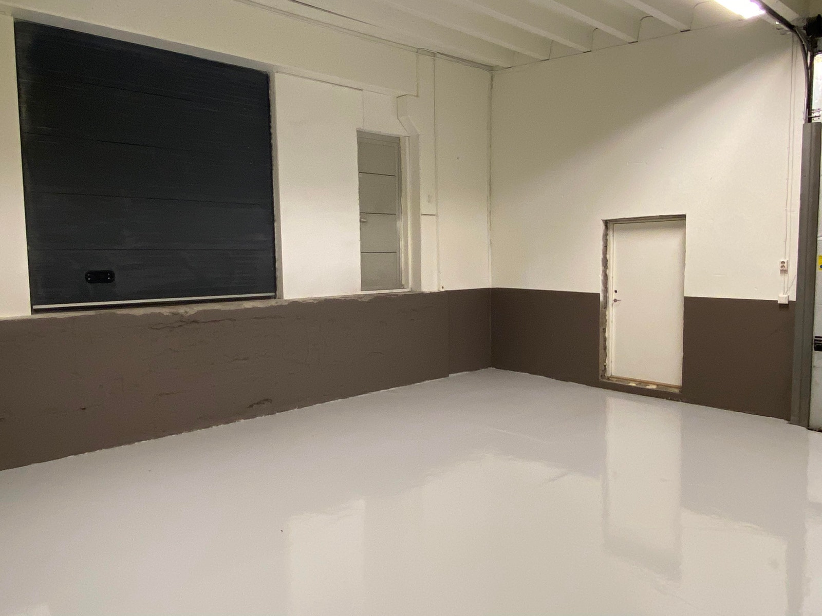 Garasje med bilde av port inn i 1 etg. Fellesareal Galleribilde