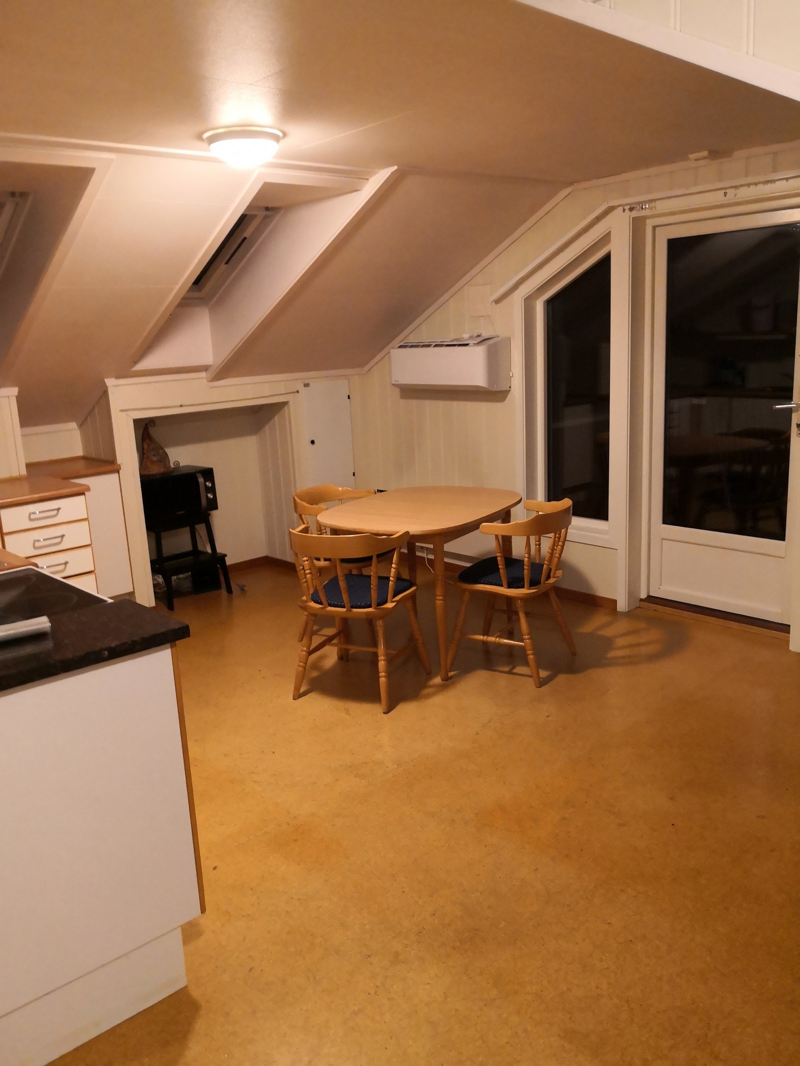 Stue/kjøkken med spisebord Galleribilde