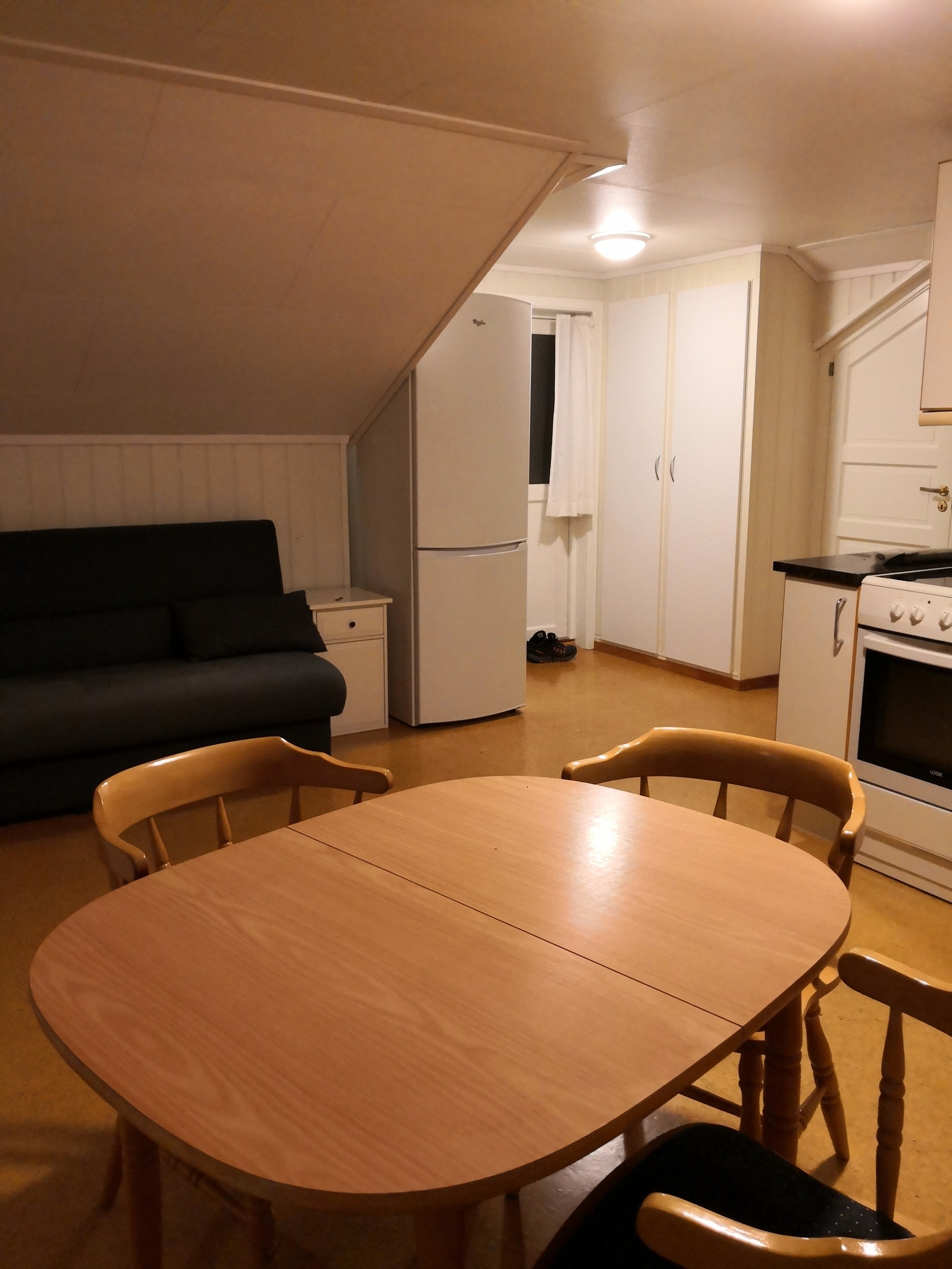 Stue/kjøkken med inngang og garderobeskap Galleribilde