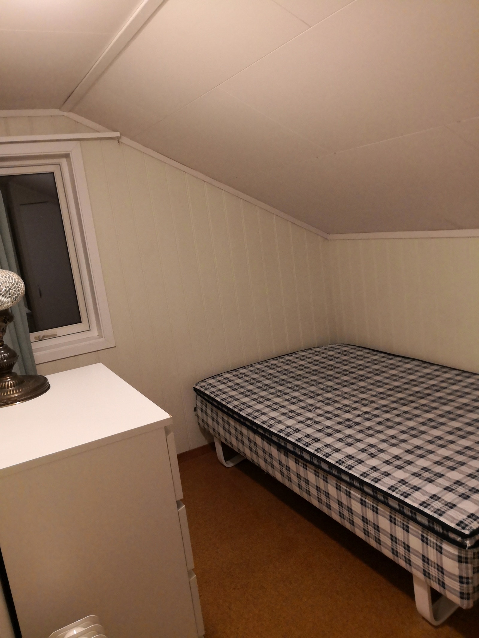 Soverom med seng Galleribilde