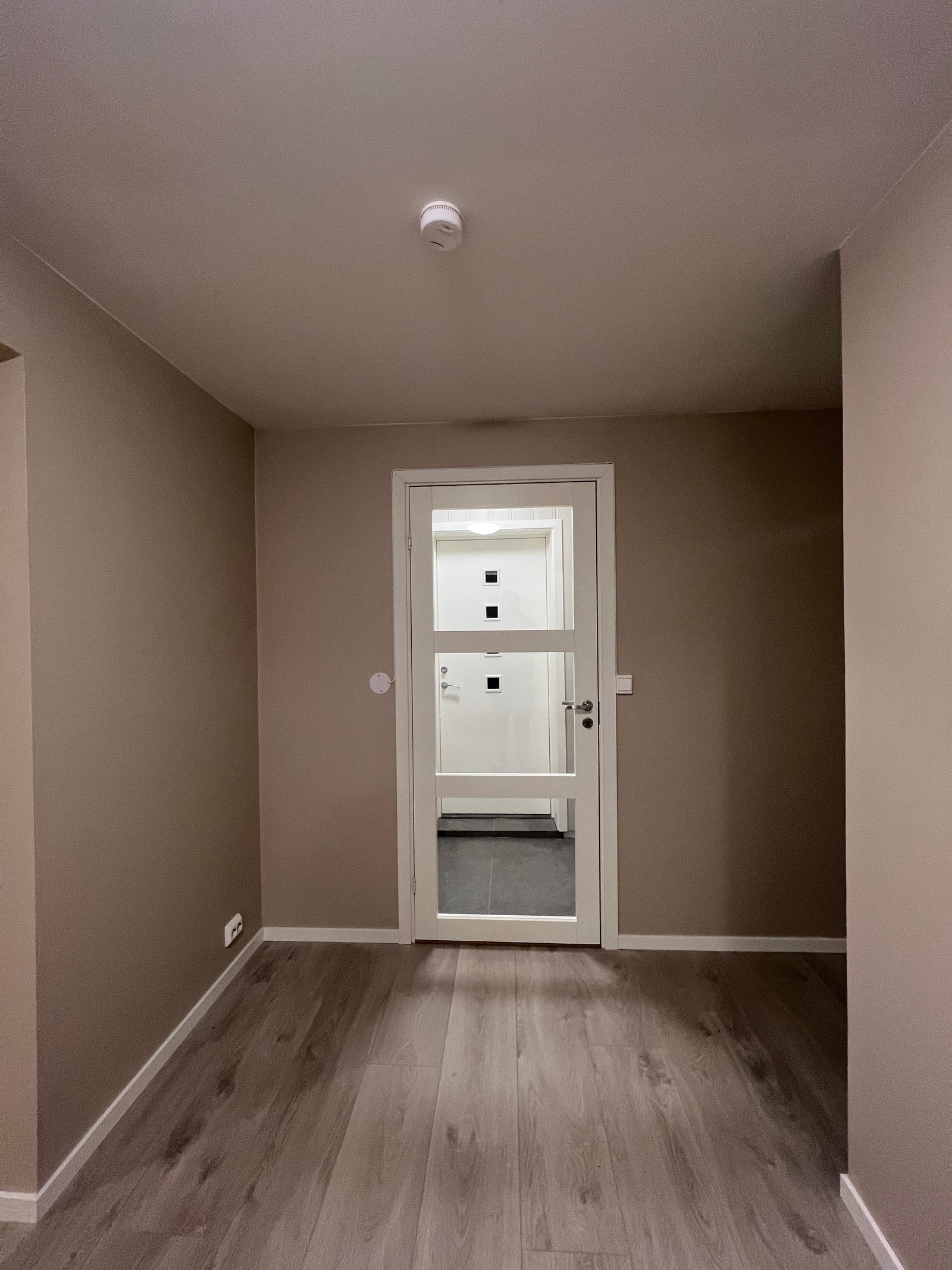 Inngangspartiet, en liten gang før man går inn i større gang. Dette er med på å holde kulden unna Galleribilde