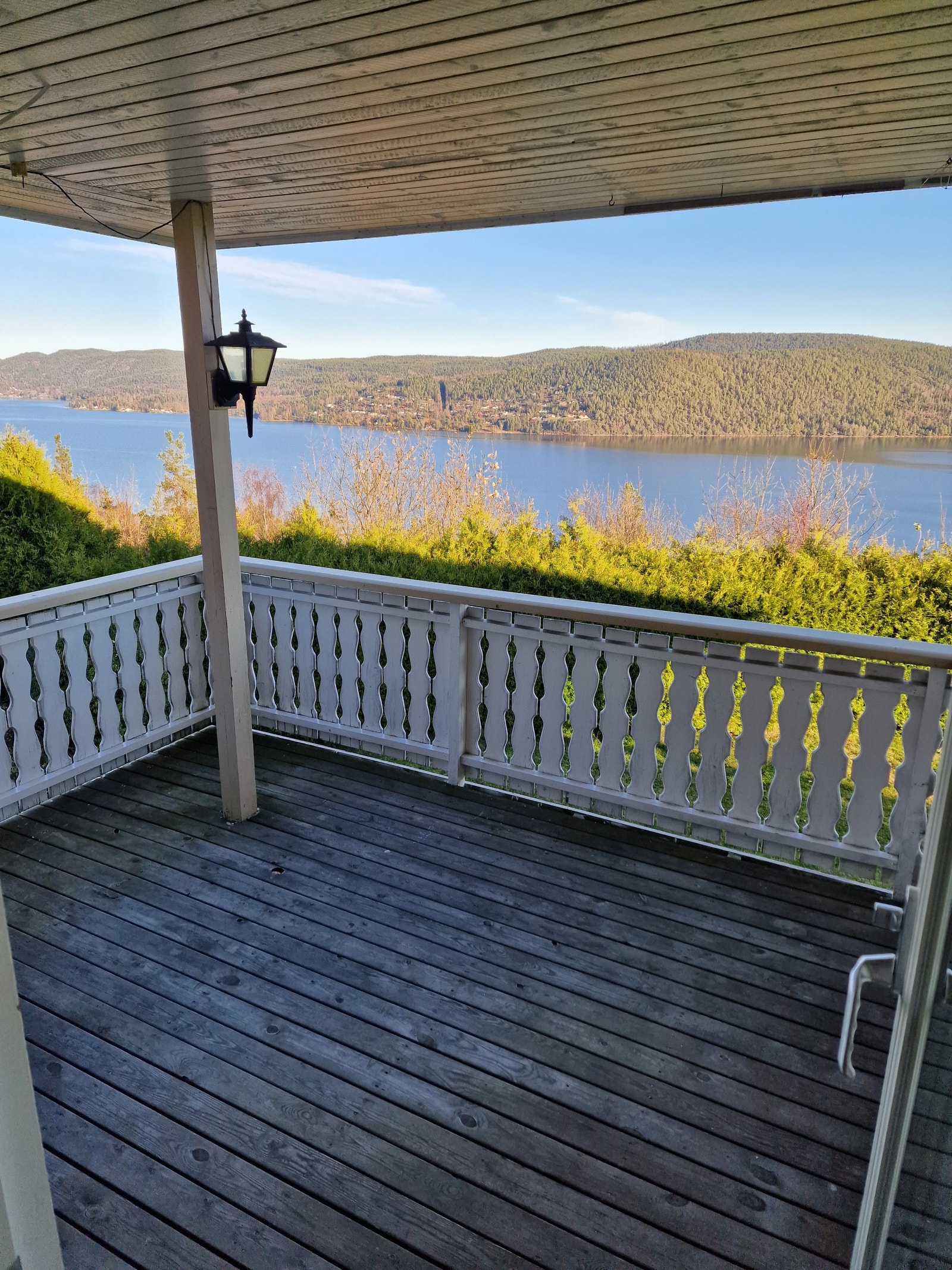 Frokost terrasse mot sjøen Galleribilde