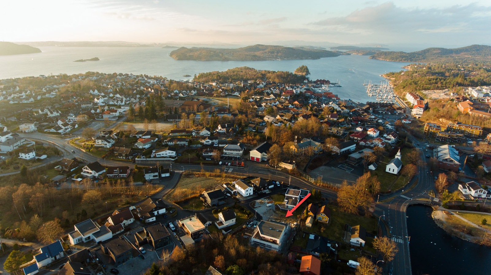 Båtliv, eller rutebåt til Stavanger rett ved. Galleribilde