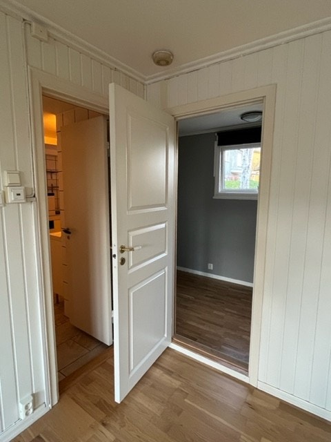 Fra stue, inn til soverom og bad Galleribilde