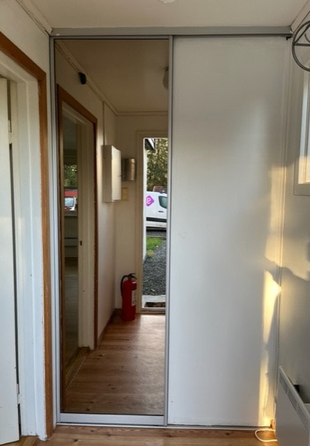 Garderobe med skyvdør Galleribilde