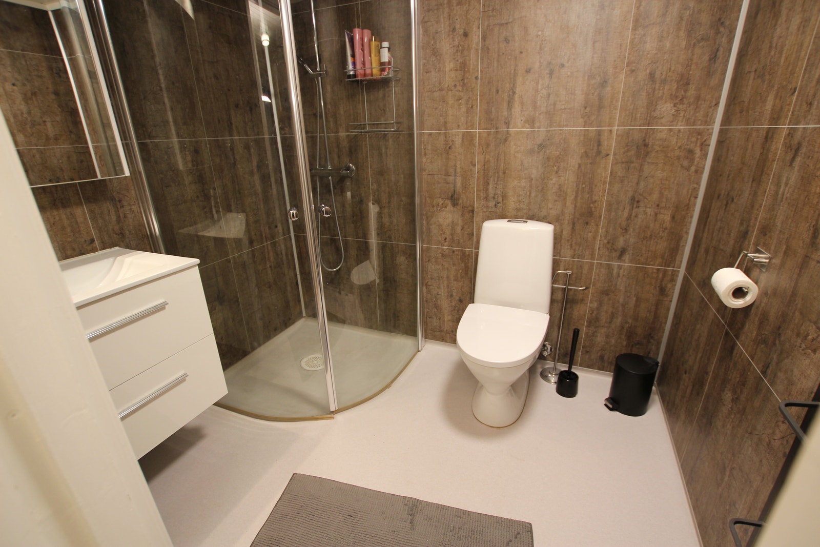 Bad med dusj, toalett, servantskap og gulvvarme. Galleribilde