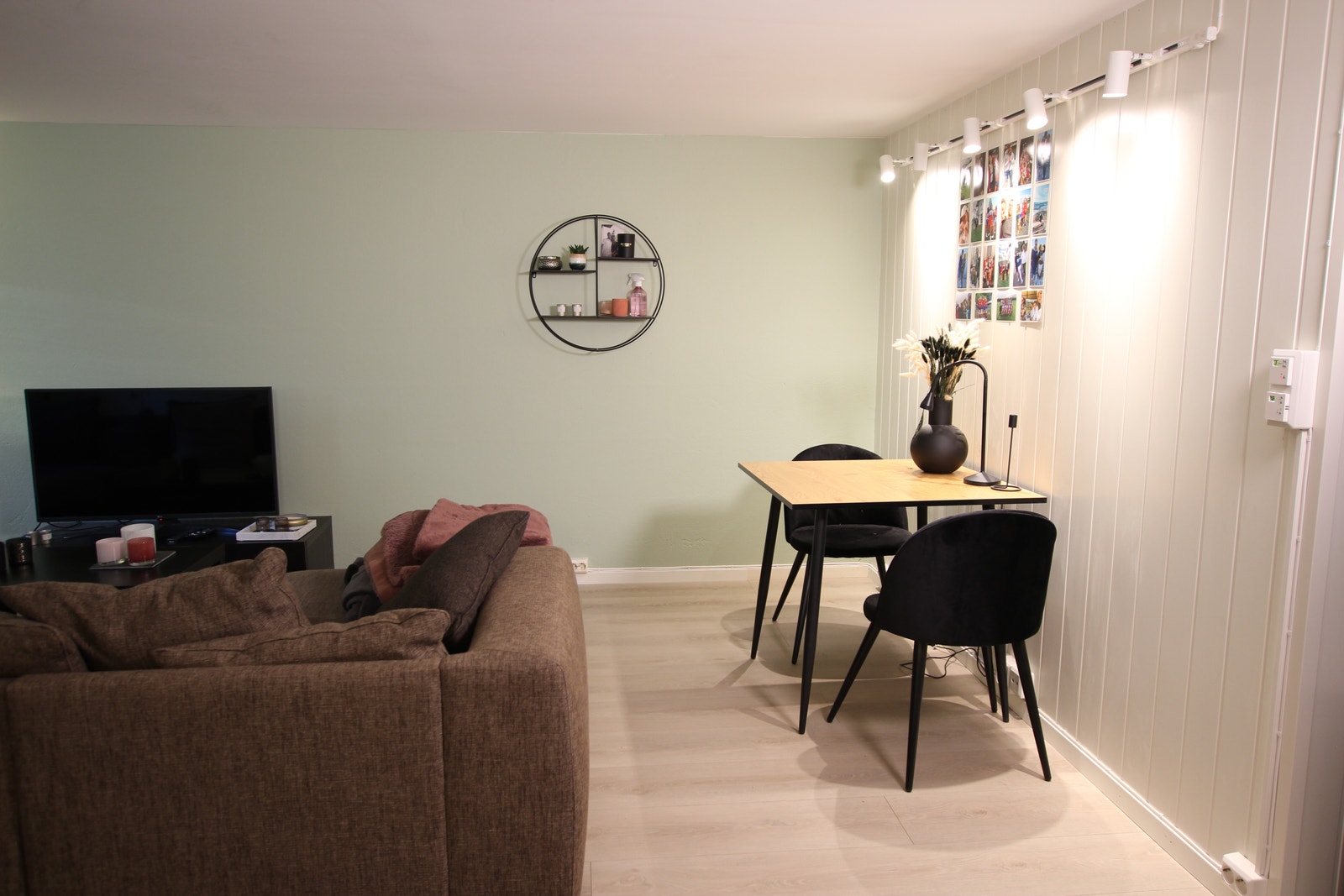 Stue med spisebord. Galleribilde