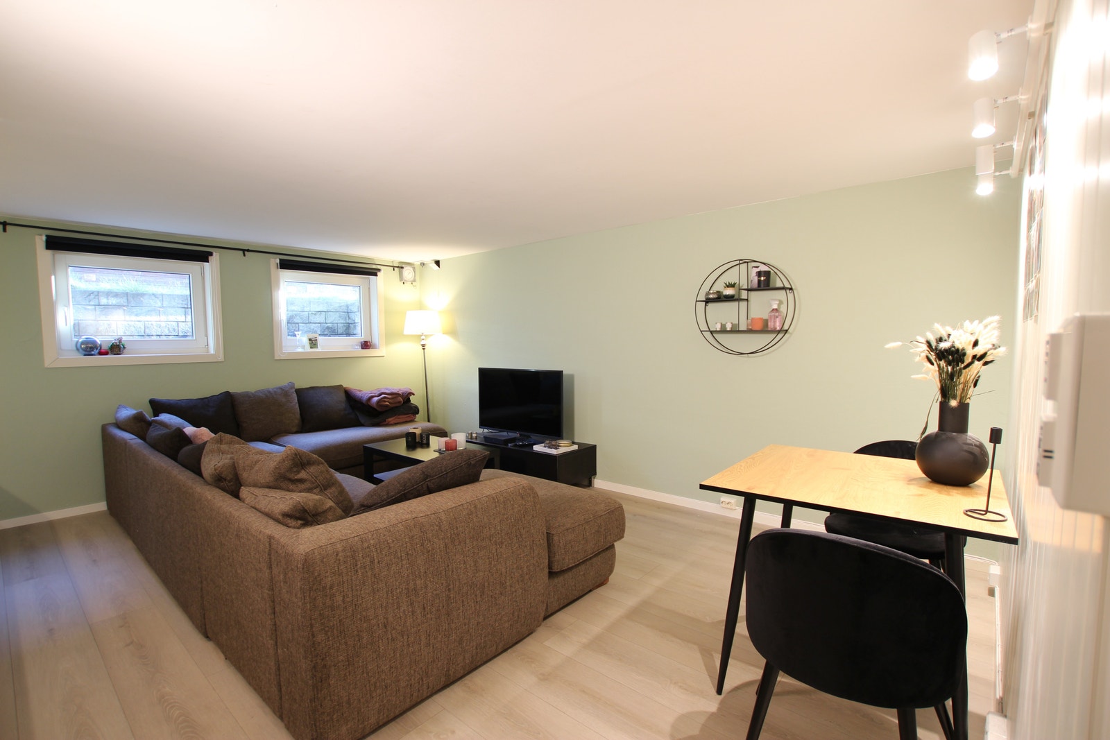 Stue med U-sofa,TV bord og gulvvarme. Galleribilde