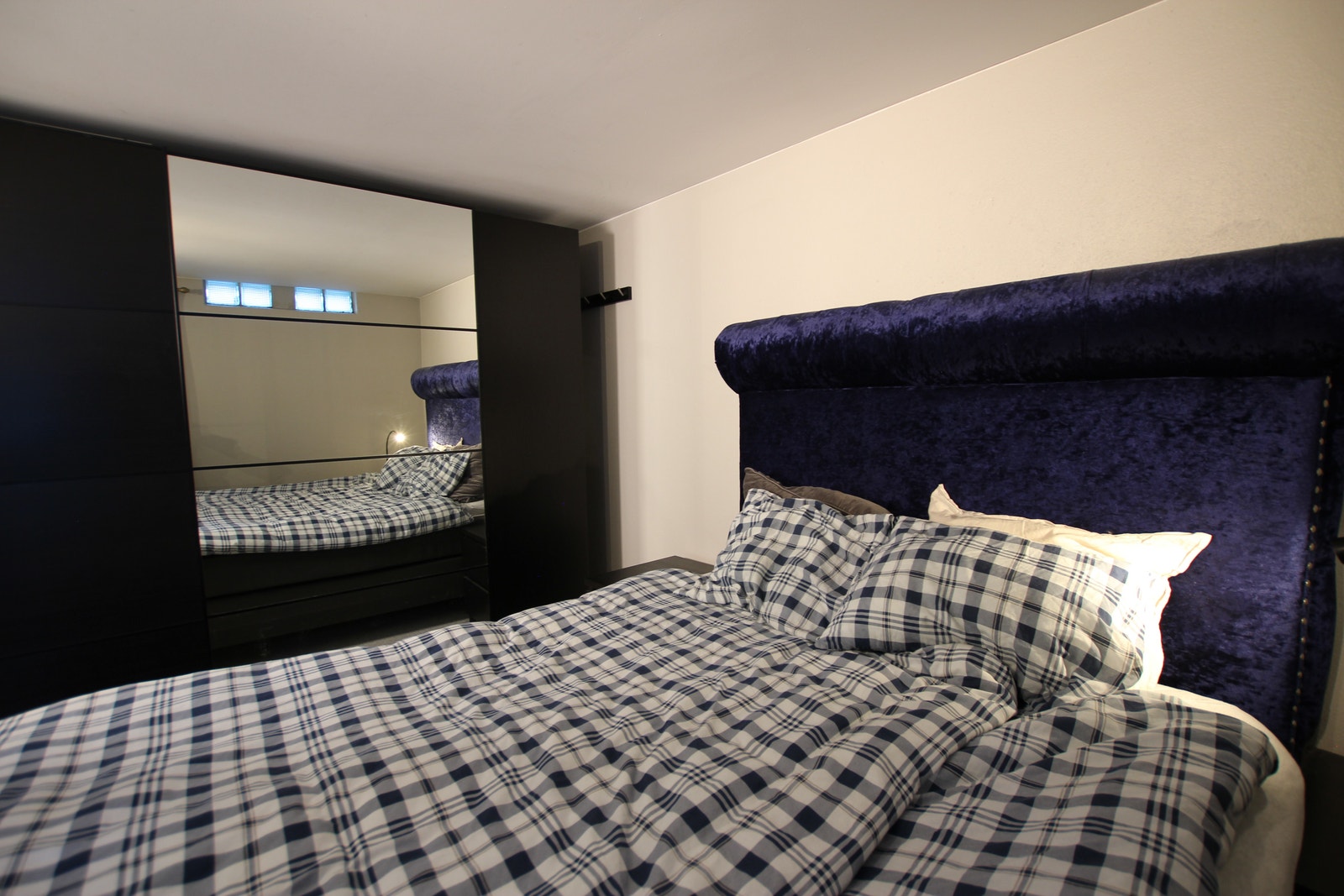 Soverom med dobbeltseng og skyvedørsgarderobe. Galleribilde