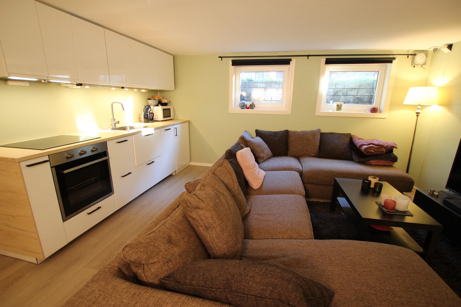 Stue med åpen kjøkkenløsning og gulvvarme. Galleribilde