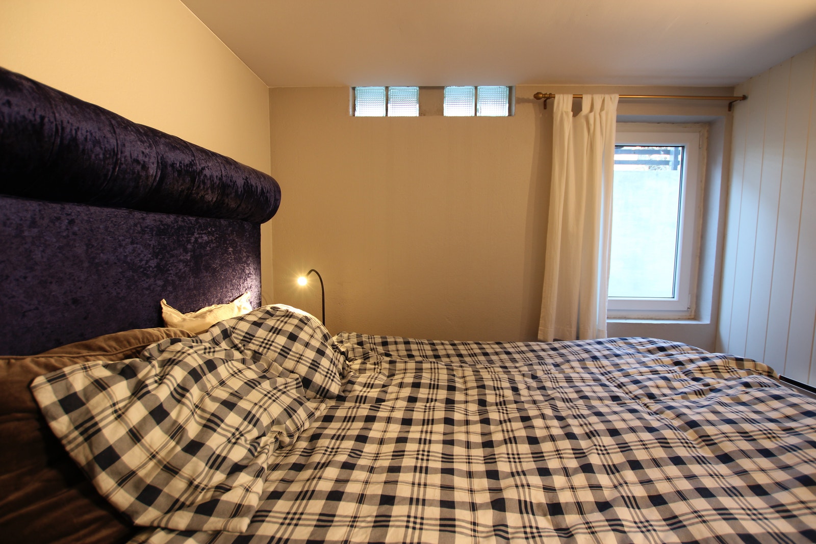 Soverom med dobbeltseng. Galleribilde