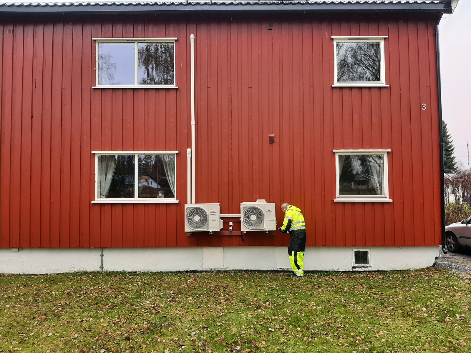 Fasade utvendig med nyere varmepumpe, Mitshubishi Kazan. Galleribilde