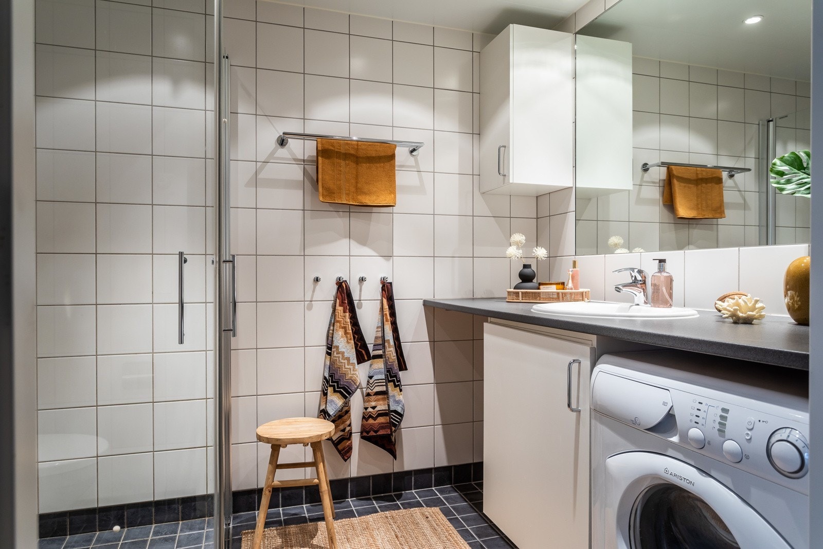 Delikat bad med god plass, og pene fliser. Varmekabler i gulv, downlights i himling, og opplegg for vaskemaskin. Galleribilde