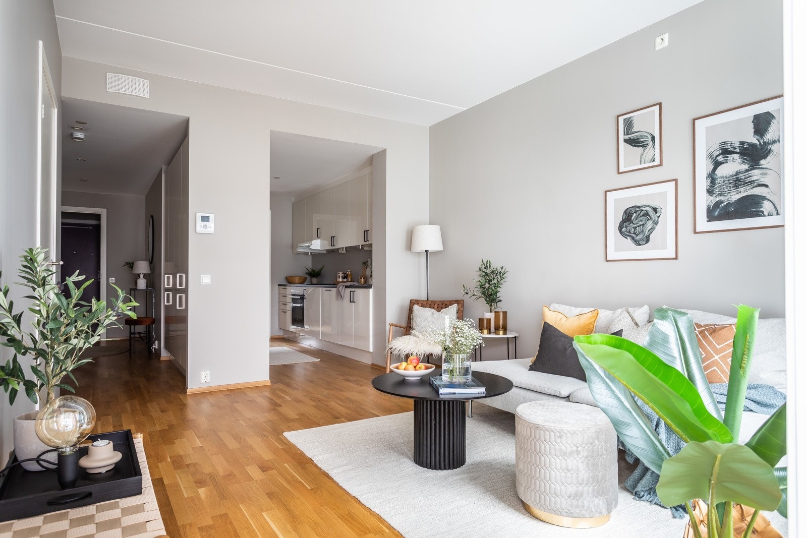 Du har plass til sofakrok og spisebord om du ønsker det. Galleribilde