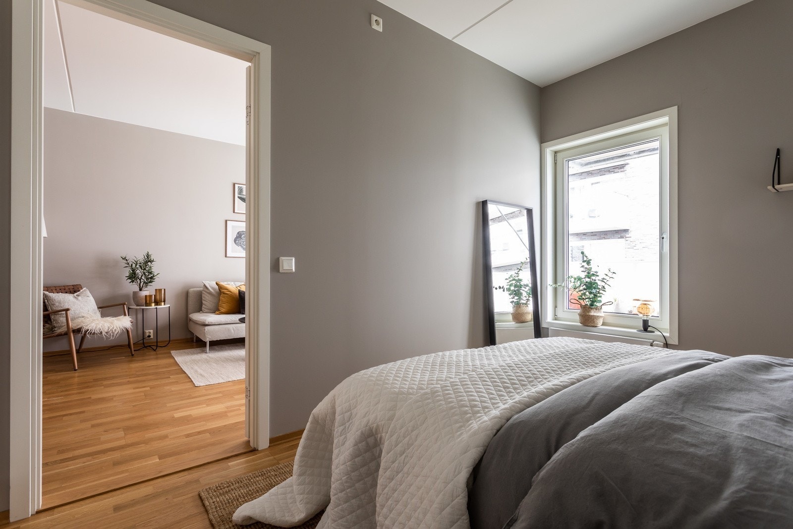 Hovedsoverom er romslig og vender mot kanalen inn fra fjorden. Galleribilde