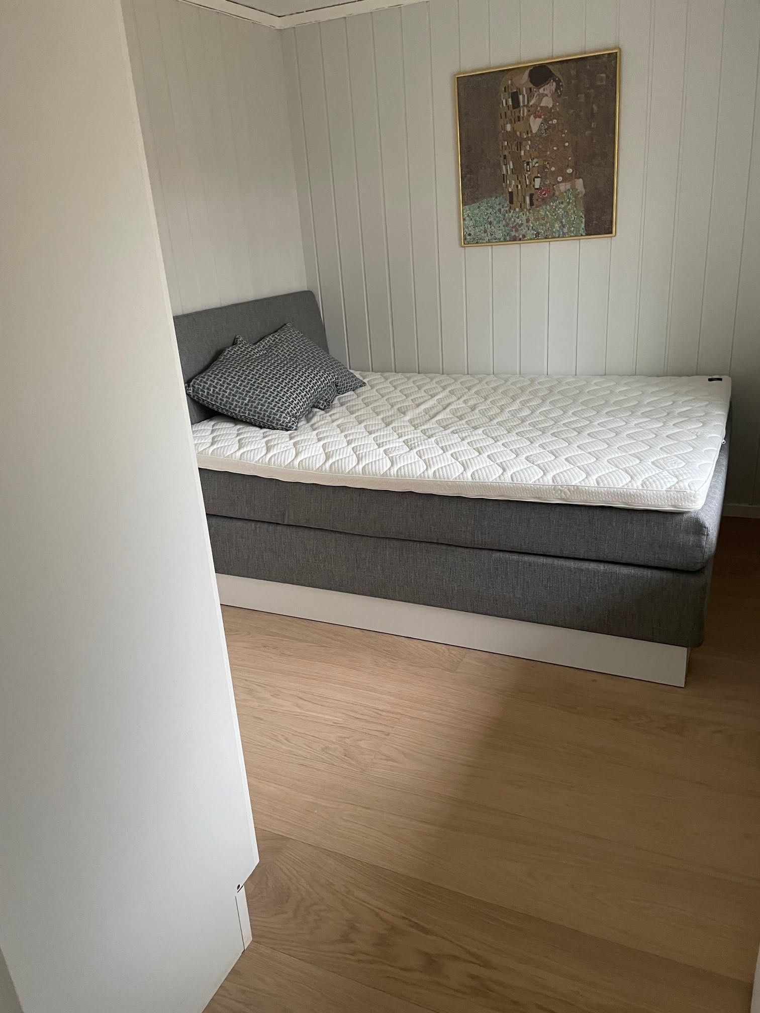 Eget soverom med Jensen dobbeltseng og rikelig med skapplass Galleribilde