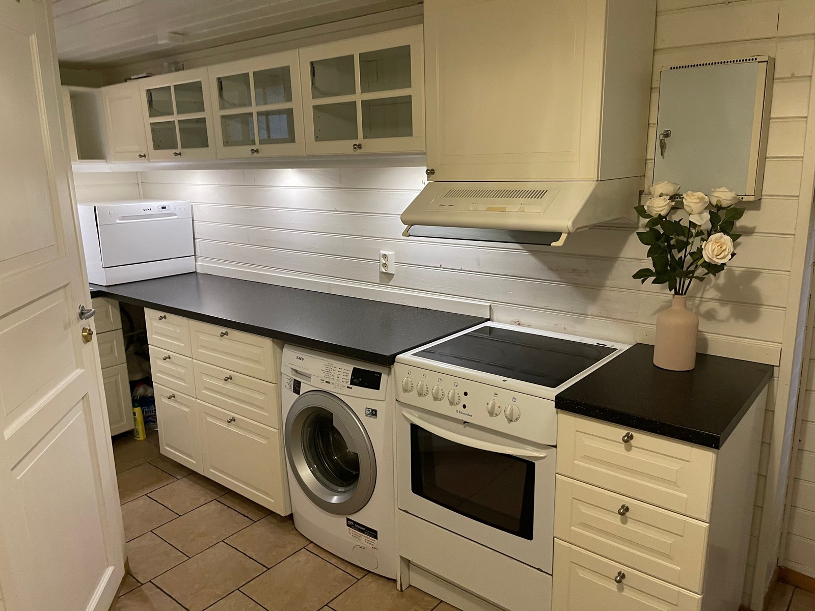 Kjøkken med vaskemaskin og oppvaskmaskin Galleribilde