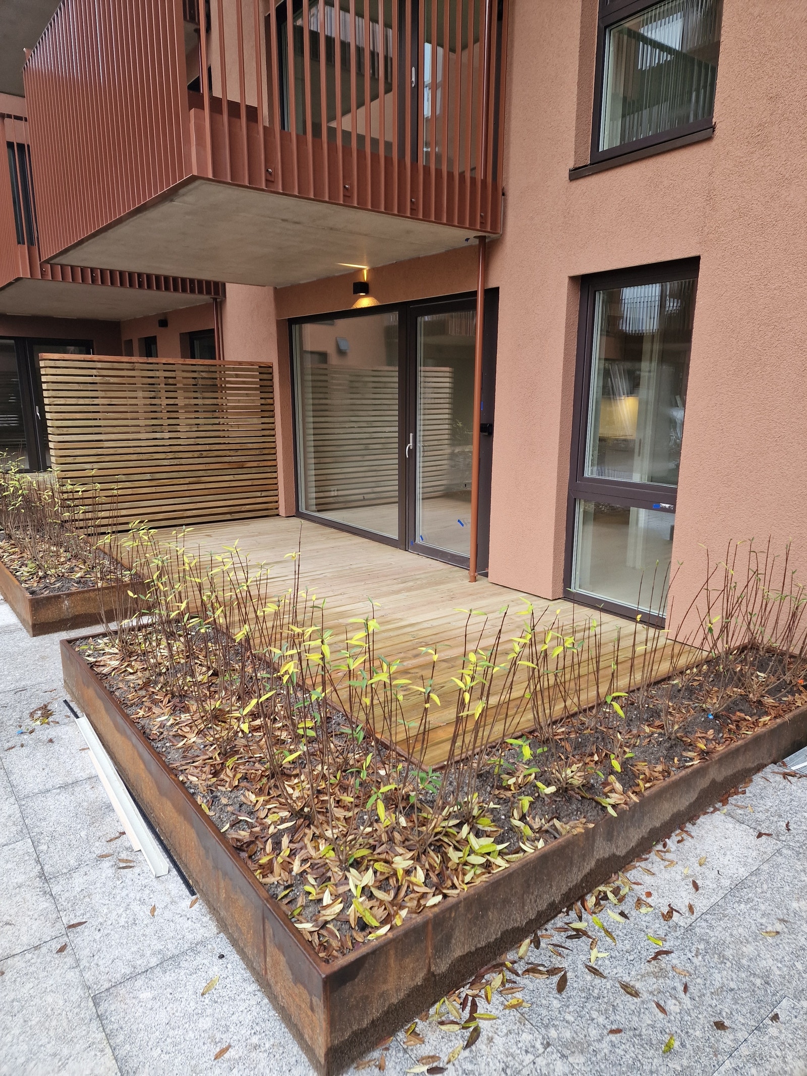 Stor uteplass i bakgård Galleribilde