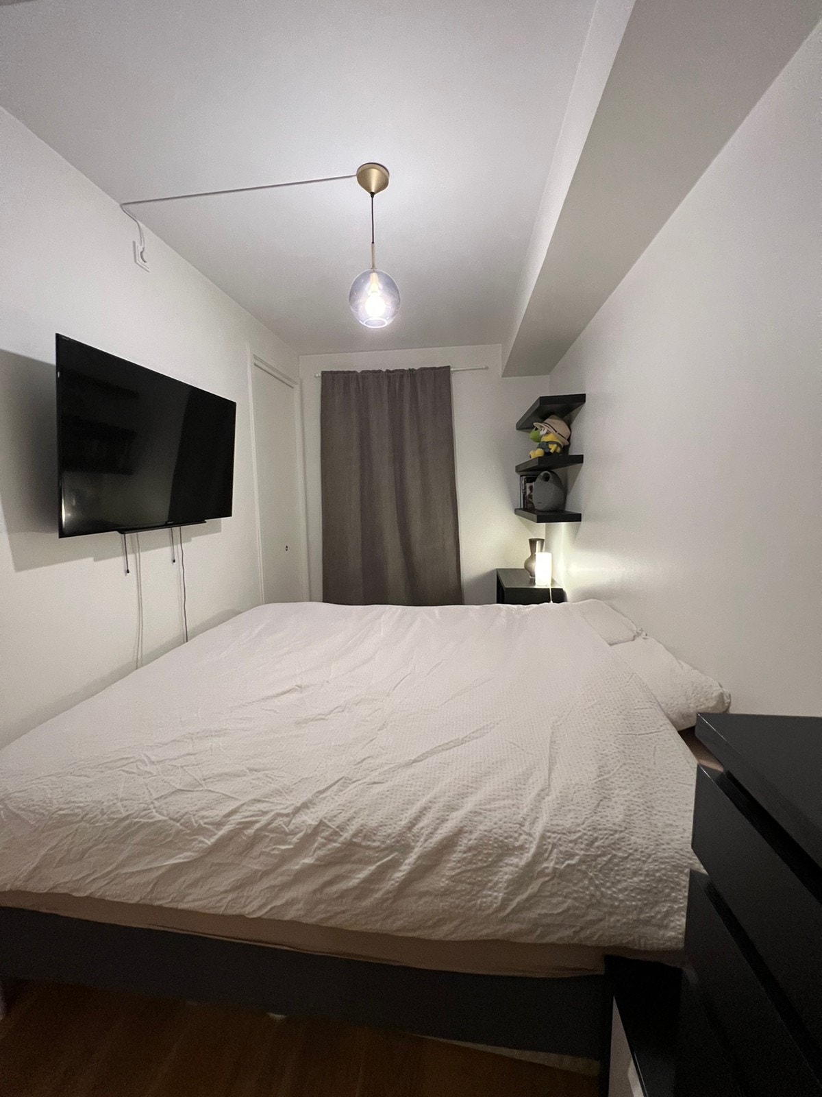 Soverom med skyvedør på hver side av sengen. Sengen er 180 cm bred Galleribilde