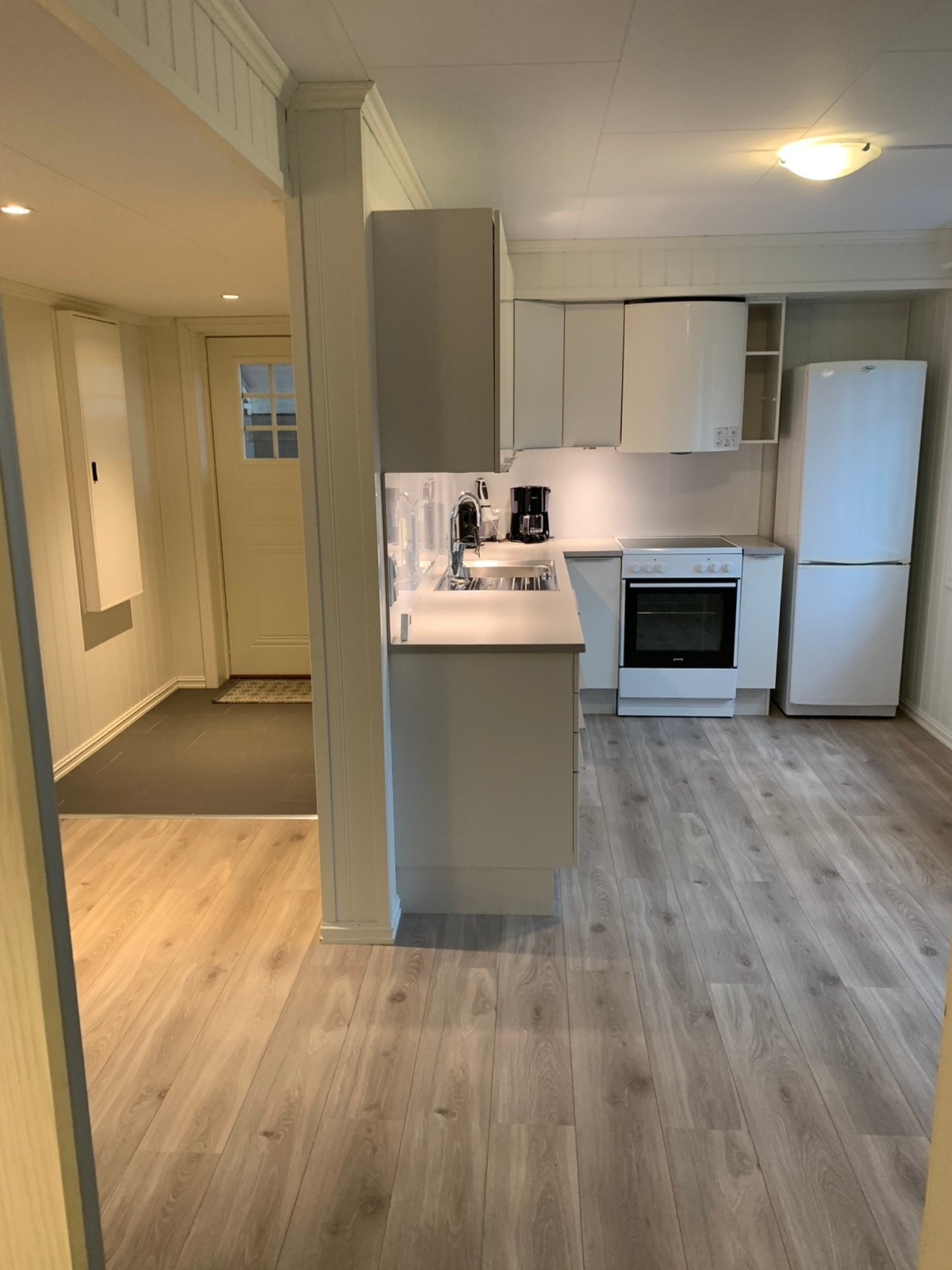 Kjøkken og inngangsparti Galleribilde