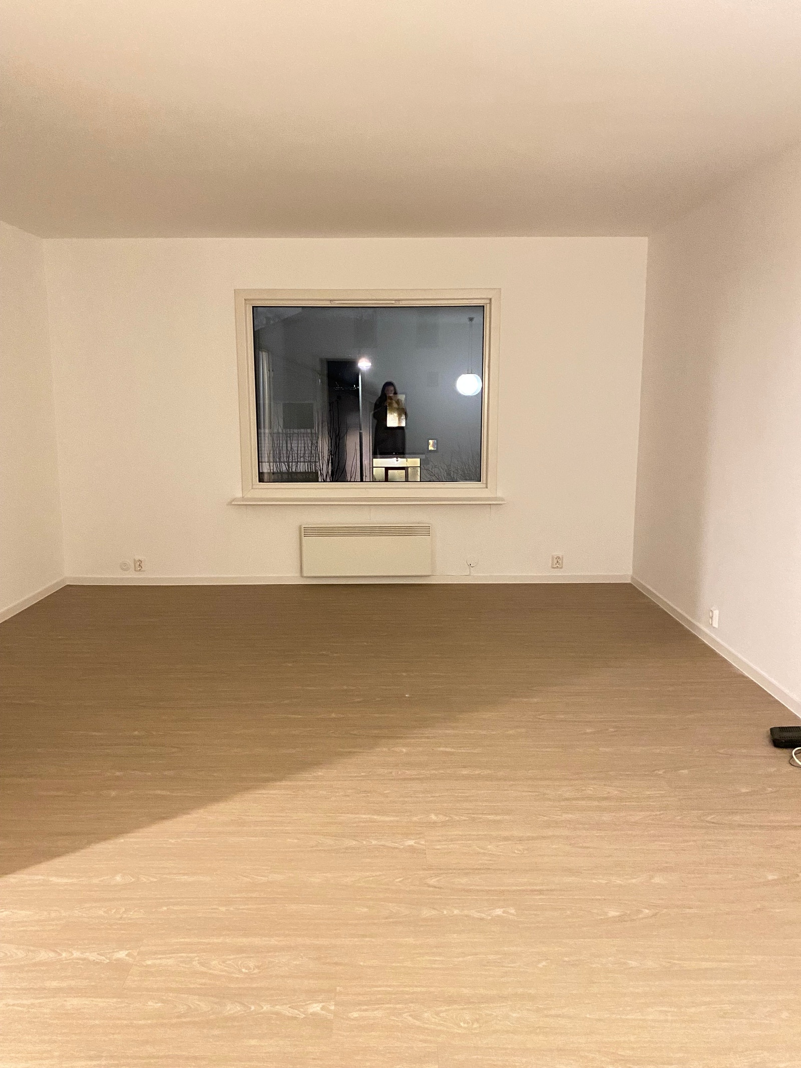 Stor nymalt stue med flott nytt gulv. Store vinduer som gir flott lys på dagtid. Galleribilde