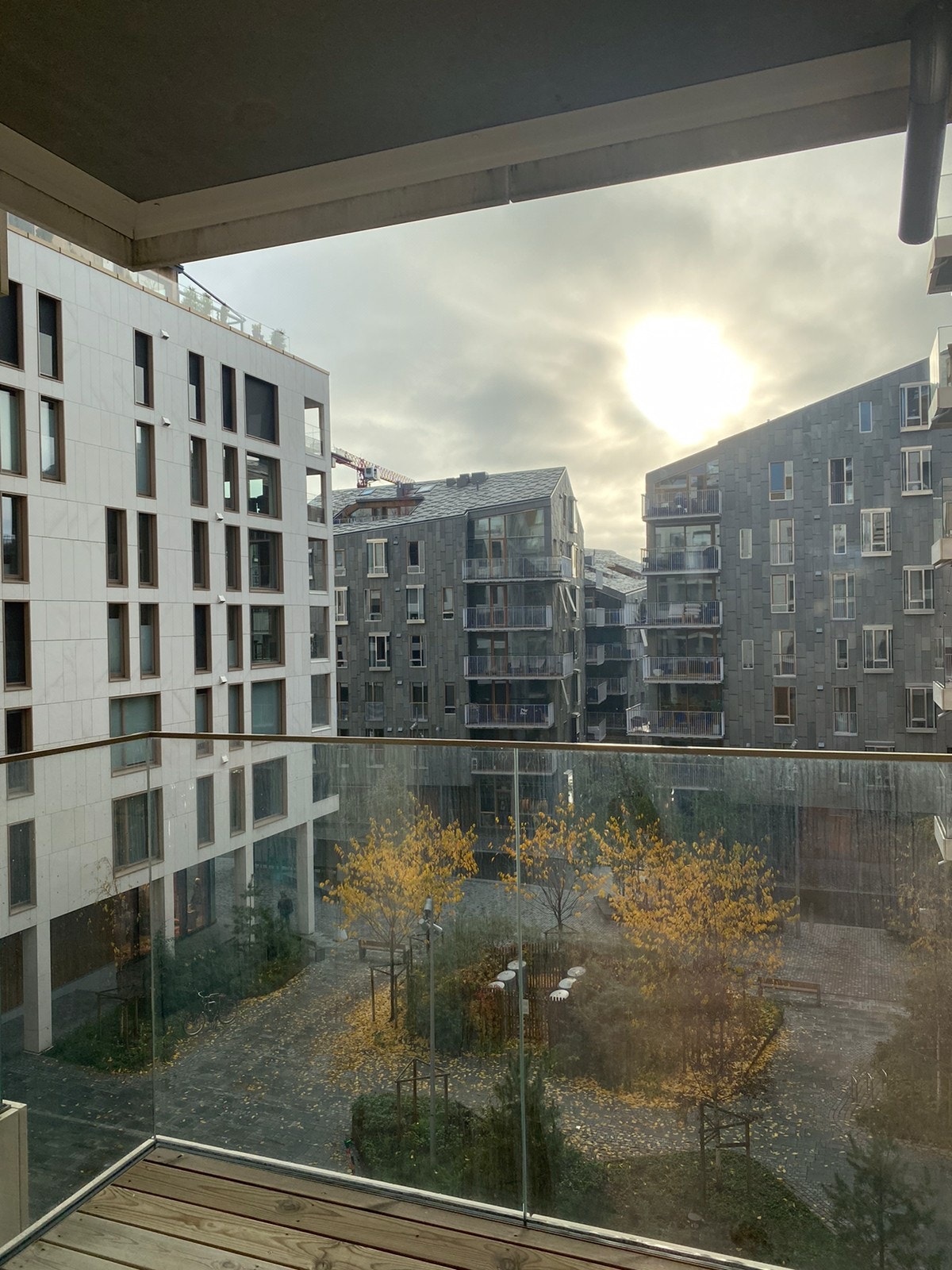Utsikt fra balkong mot atrium Galleribilde