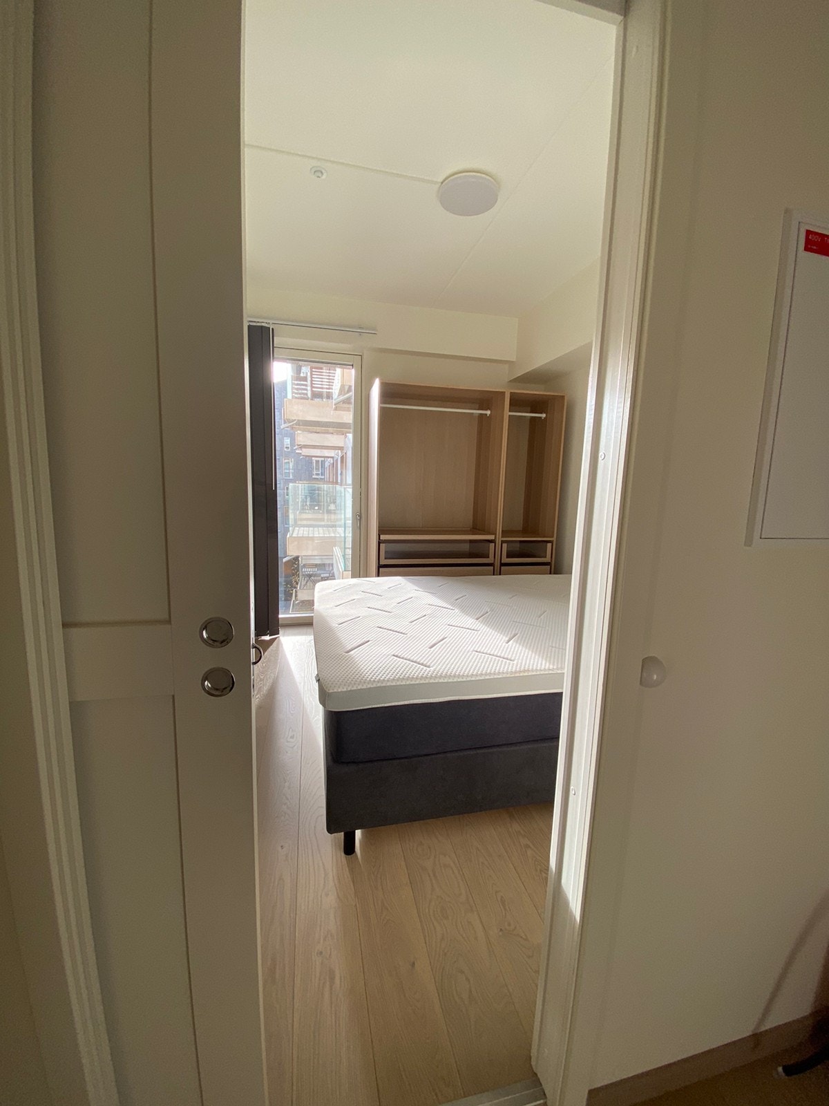 Hovedsoverom 1 med fransk balkong inn mot bakgård Galleribilde