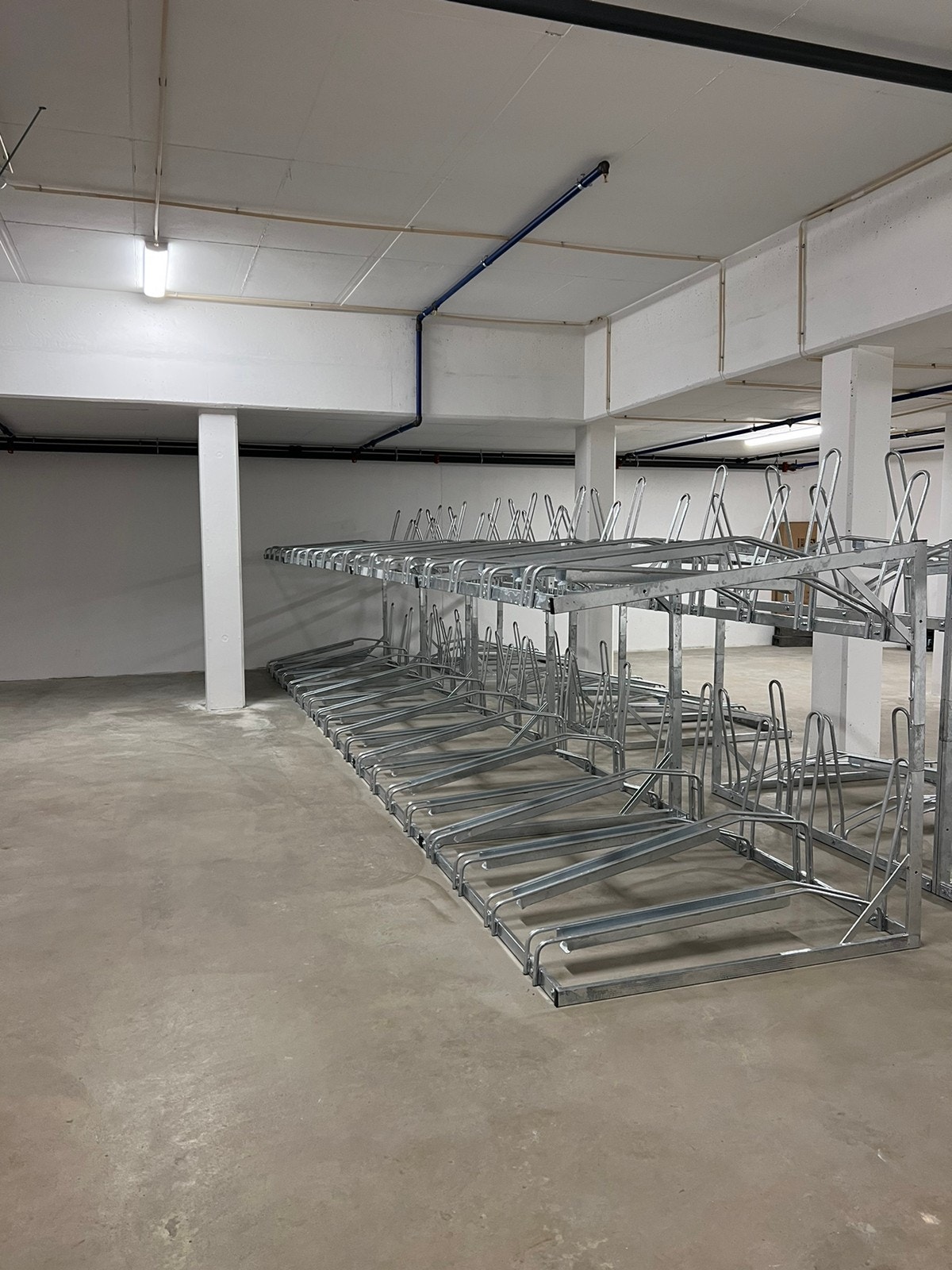 Det er to store låste sykkelrom som følger med i byggets kjelleretasje. Galleribilde