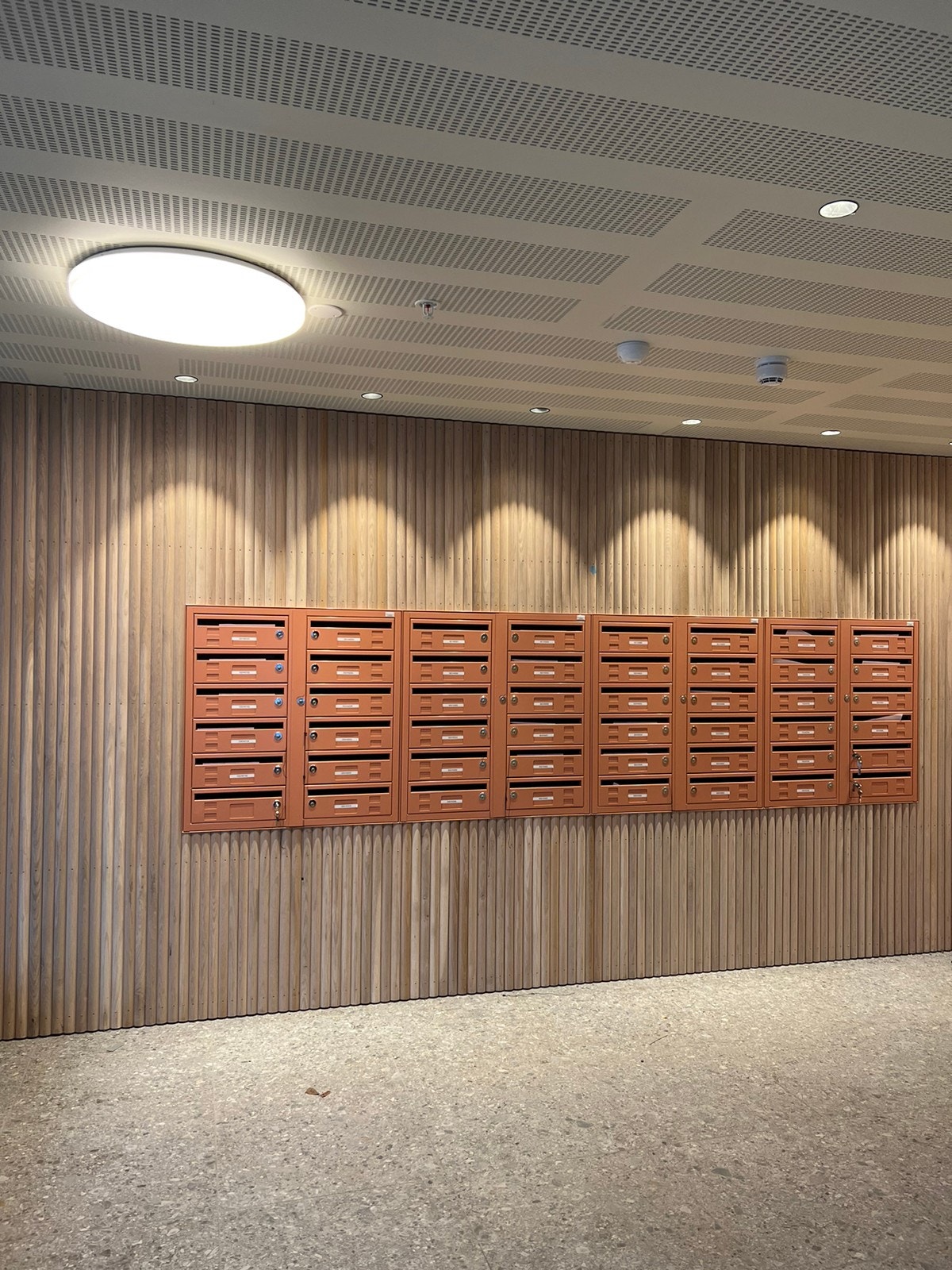 Inngangsparti med postkasse til leiligheten. Galleribilde