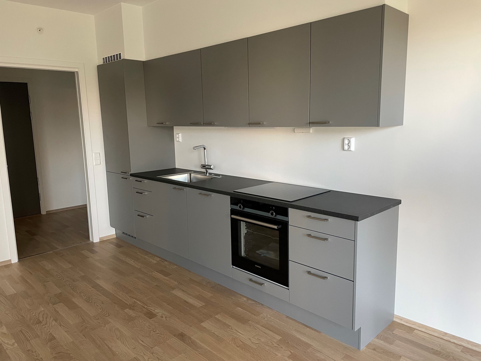 Kjøkken med innbygde hvitevarer Galleribilde