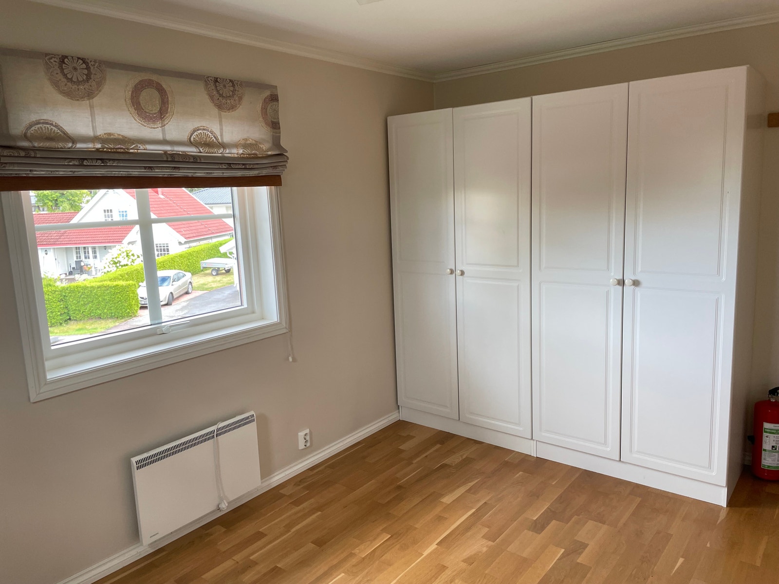 Soverom med garderobe Galleribilde