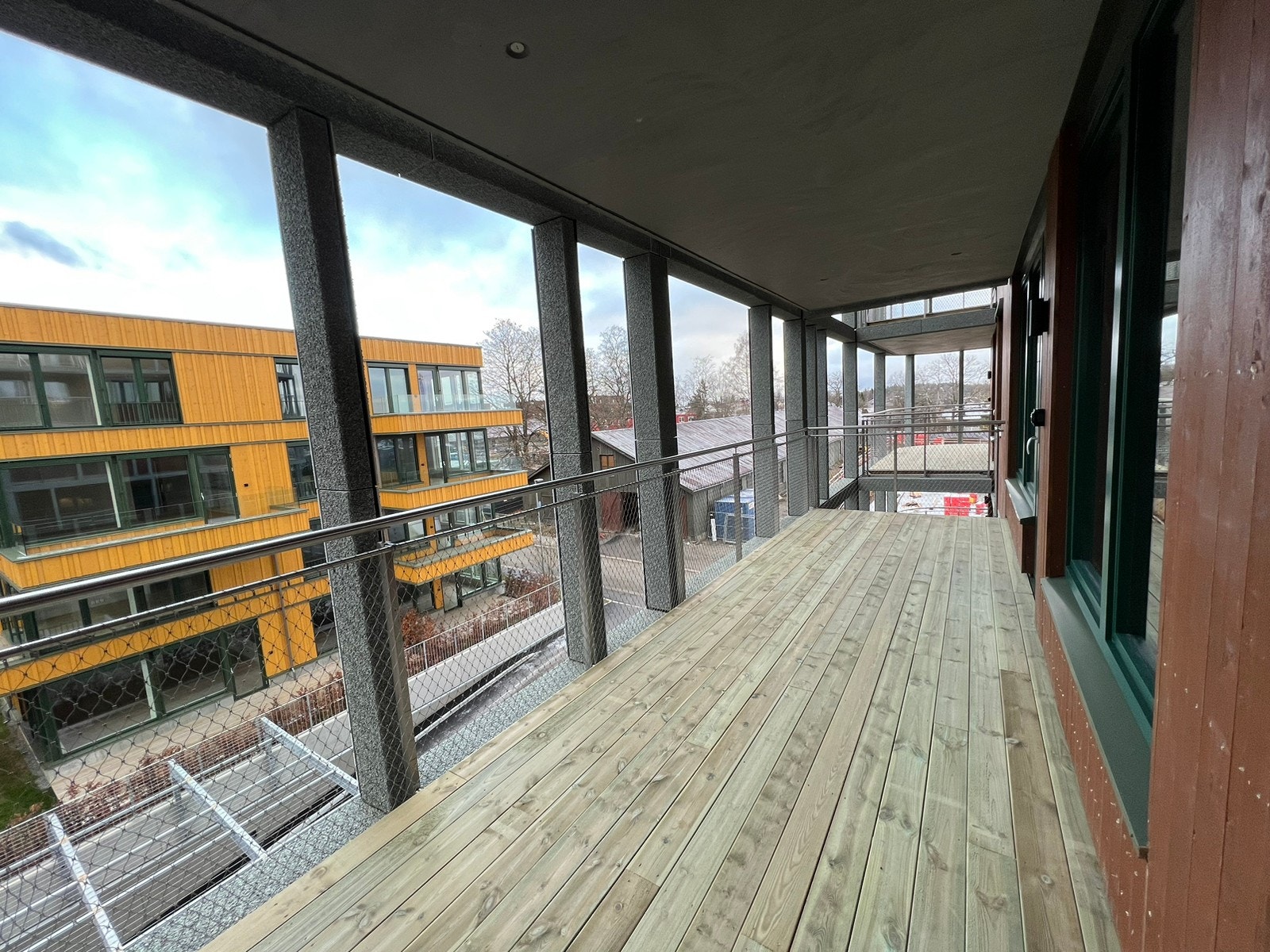 Balkong mot bakgård og nedkjørsel til parkeringsanlegg. Galleribilde