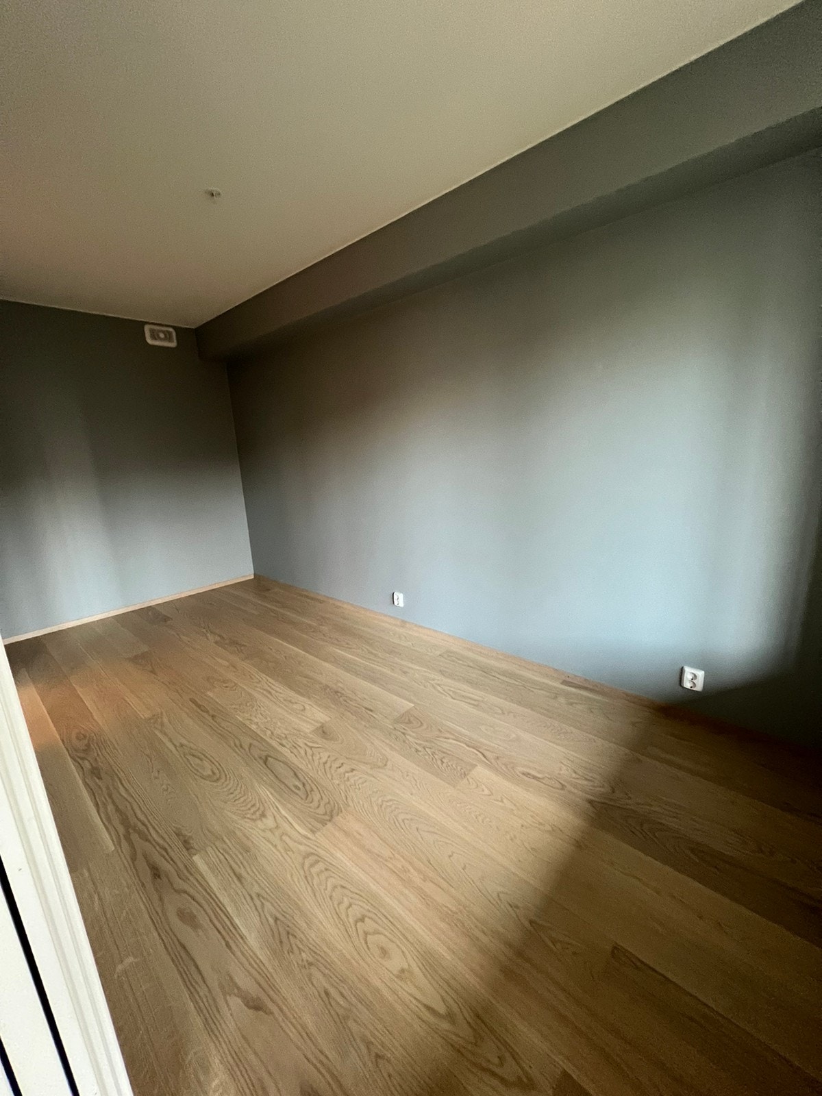 Soverom. Plass til garderobe eller kommode i enden. Galleribilde