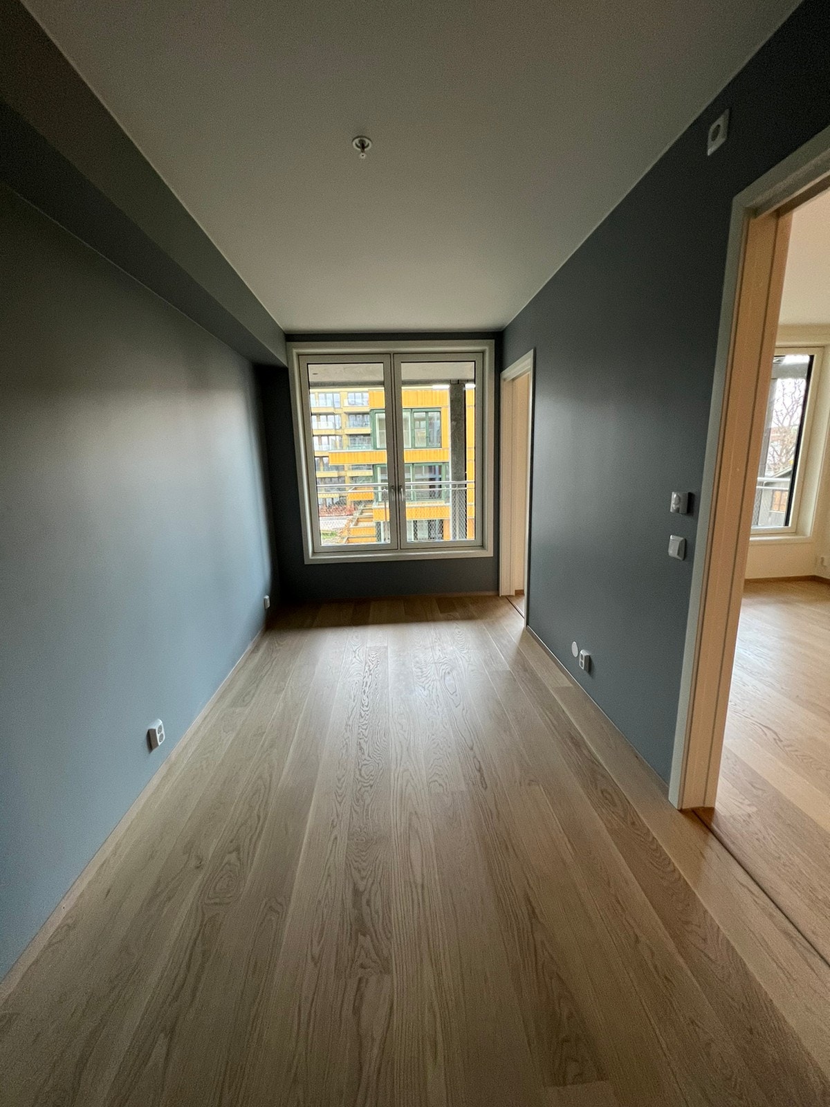 Soverom. Plass til dobbeltseng, med inngang på hver side via skyvedører. Vinduer vender ut mot egen terrasse og mot bakgård. Galleribilde