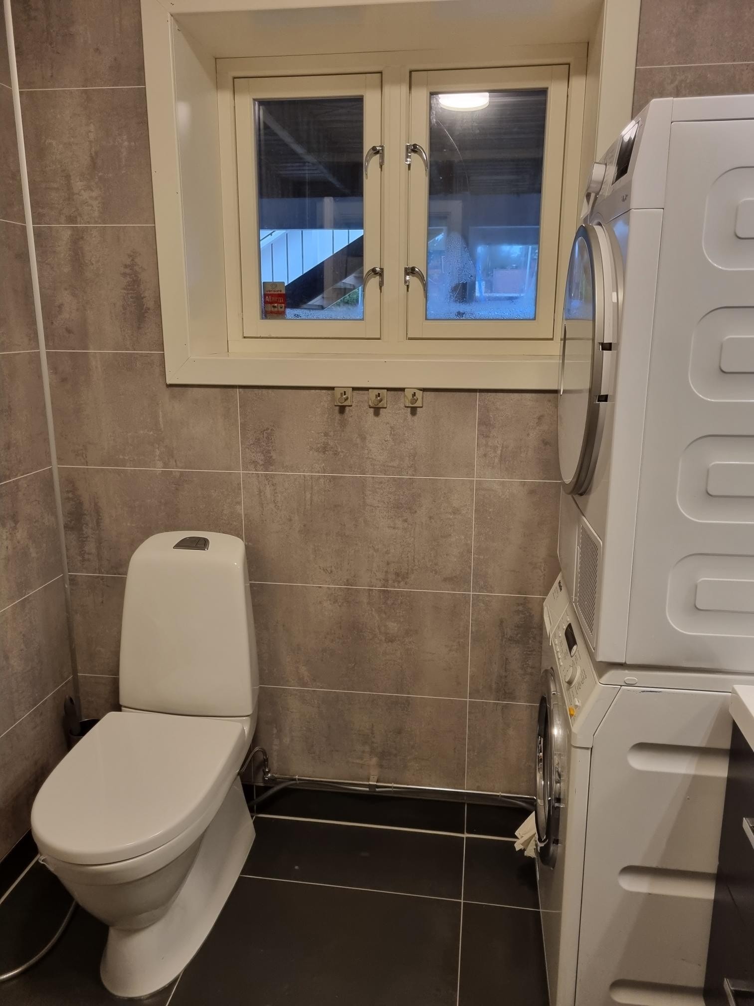Bad med plass til vaskemaskin og tørketrommel Galleribilde
