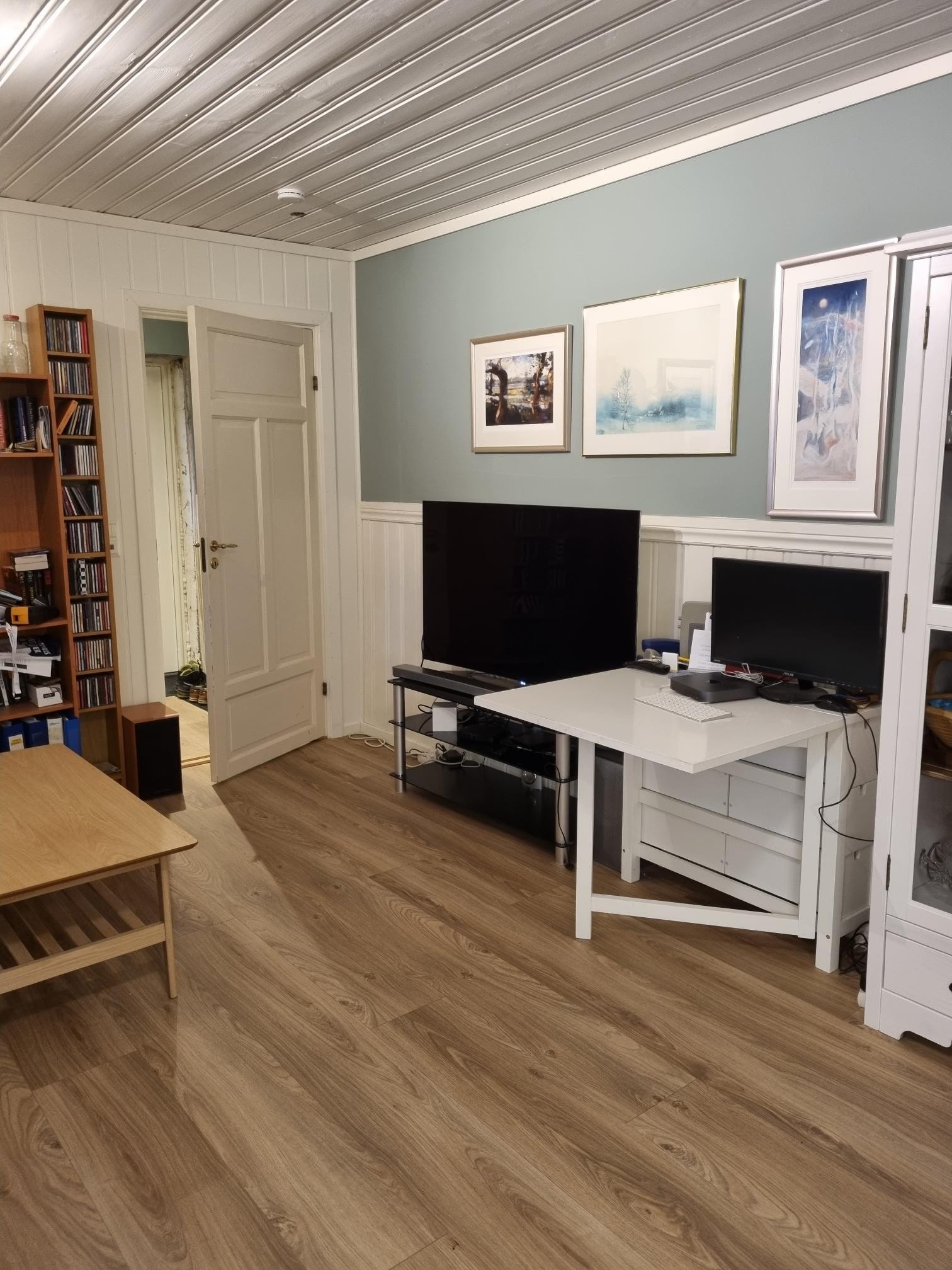 TV-uttak og dør til gang Galleribilde