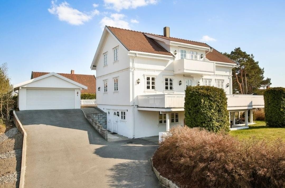 Hubrosvingen 1. Leiligheten utgjør halve kjelleretasjen. Galleribilde