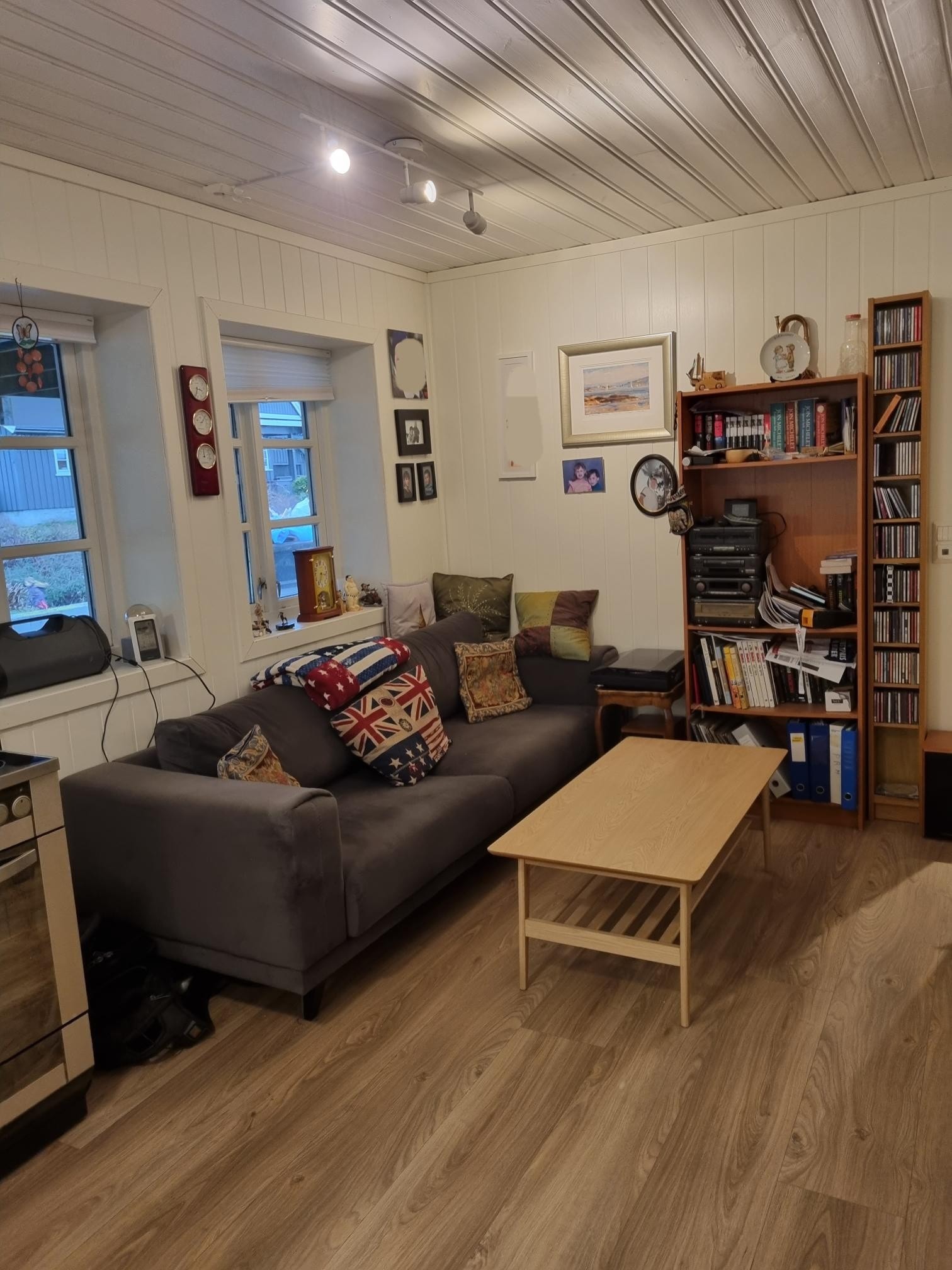 Stue med plass til sofa eller lignende Galleribilde