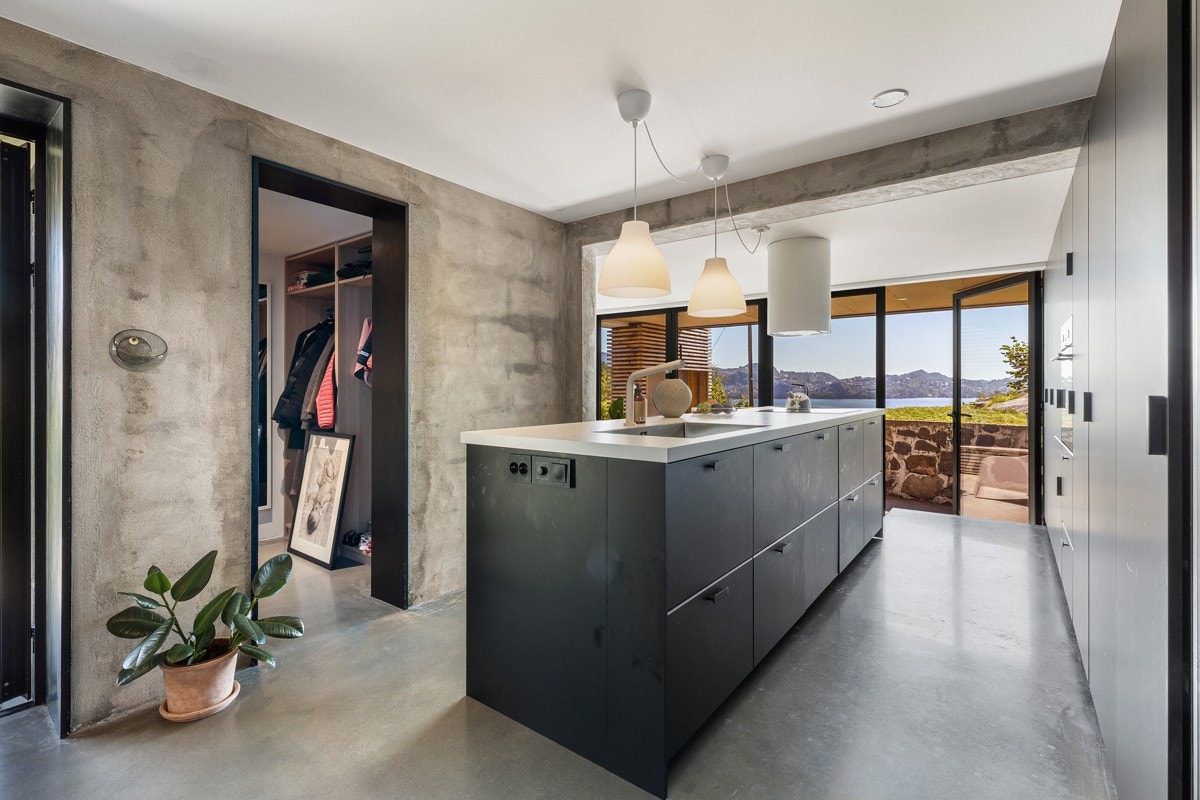 Kjøkken mot uteområde og garderobe til venstre Galleribilde