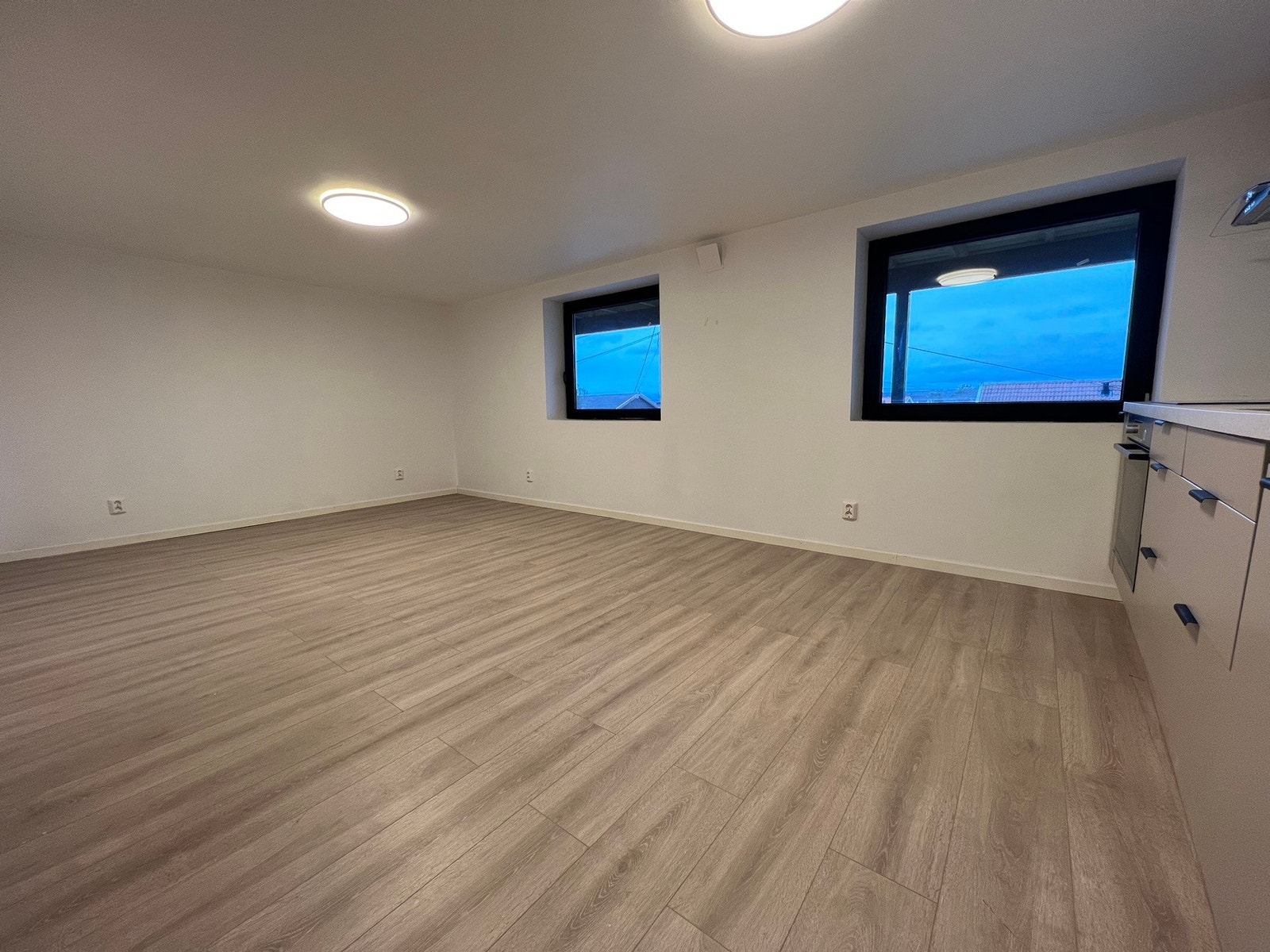 Romslig og lys stue med flere møbleringsalternativ Galleribilde