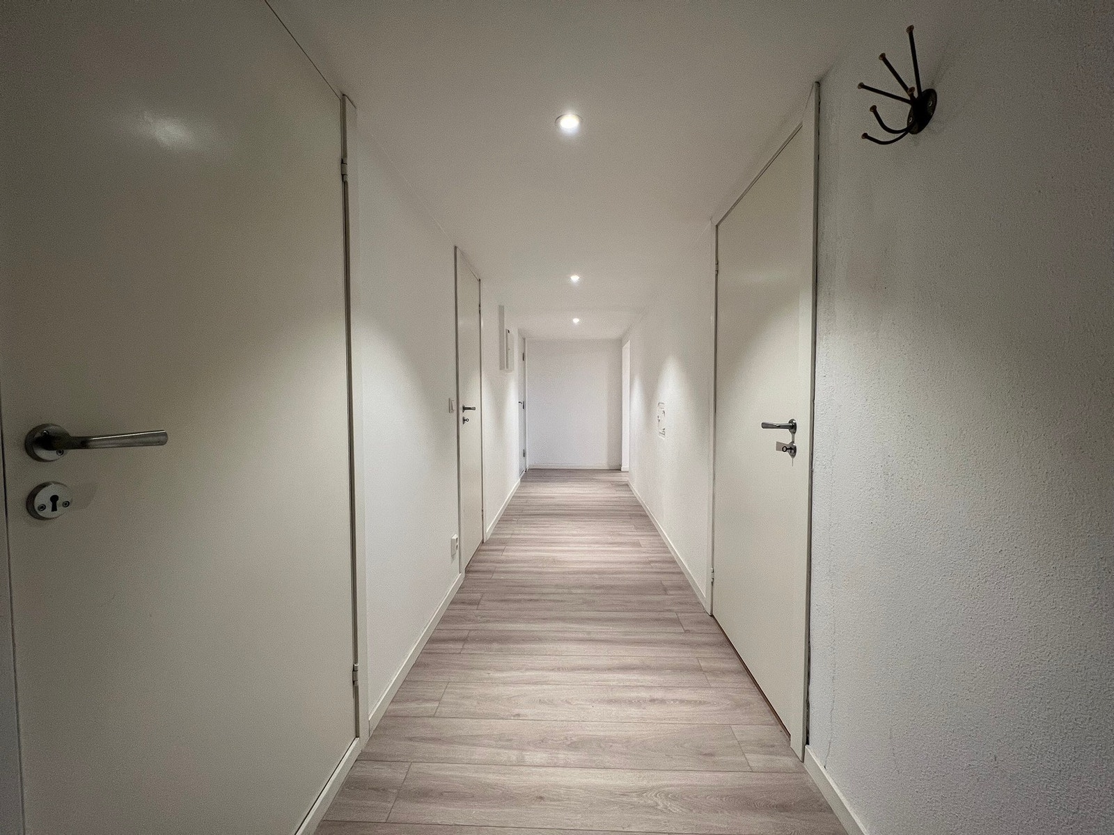 Praktisk entré med plass til oppbevaring av yttertøy Galleribilde