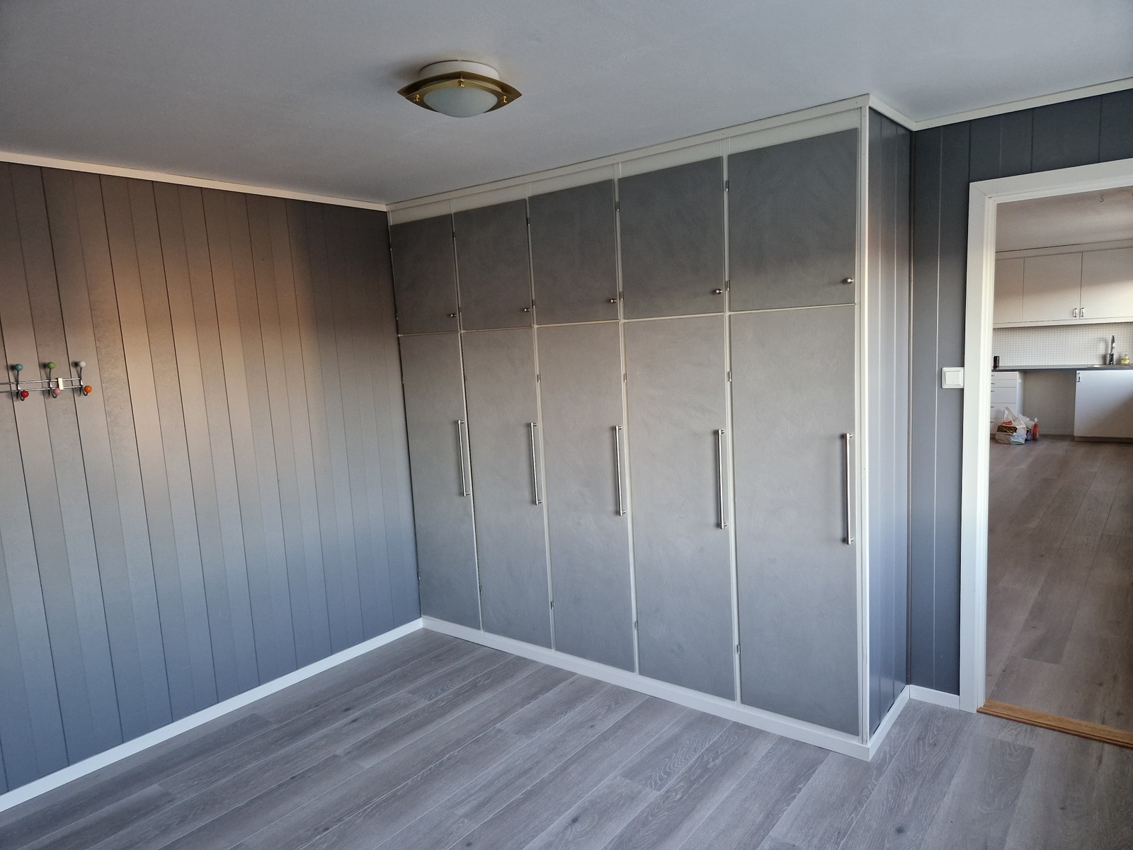 Soverom 1
Mye skapplass med trådhyller inni skap Galleribilde