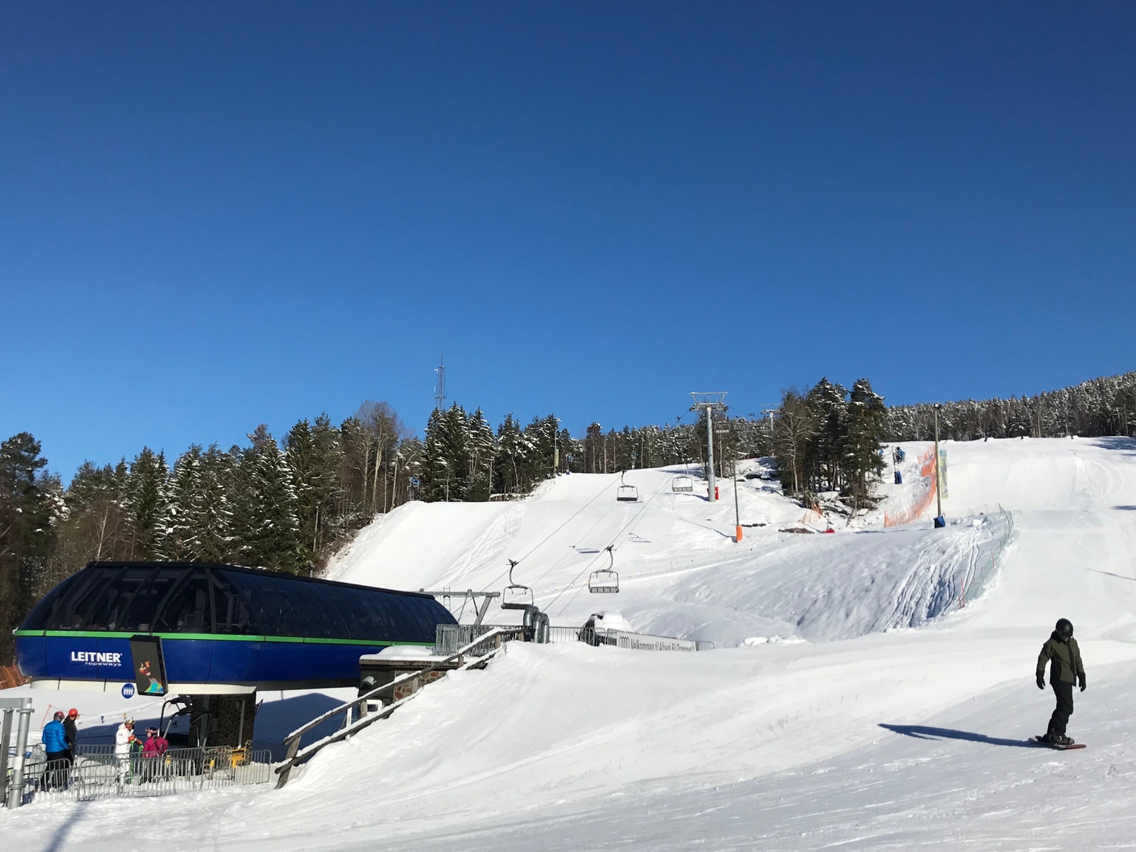 Moderne alpinanlegg (Skimore Drammen) ved Aronsløkka skole. Downhillsykling om sommeren Galleribilde