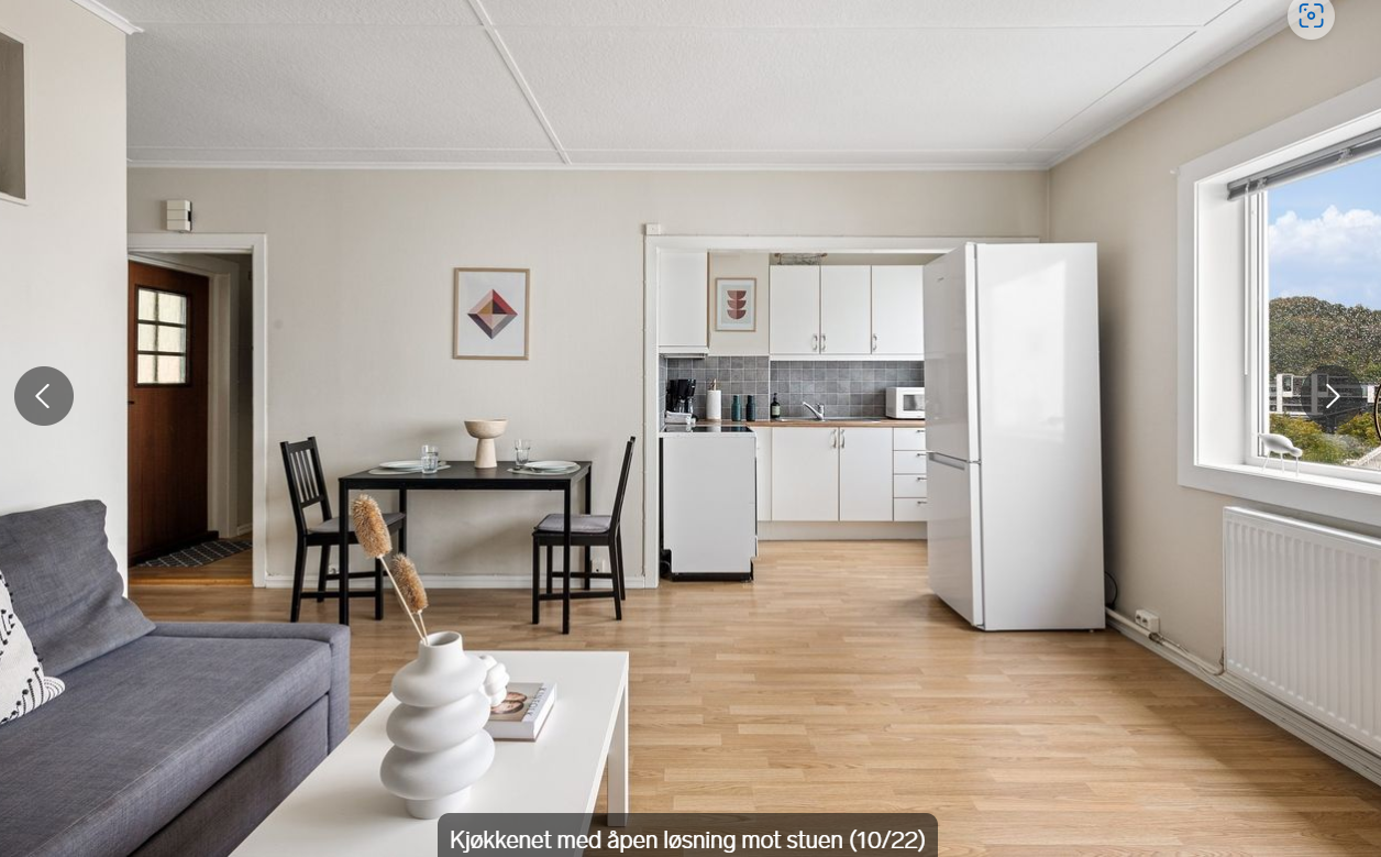 Praktisk kjøkken med komfyr og Kjøl/frys. Galleribilde