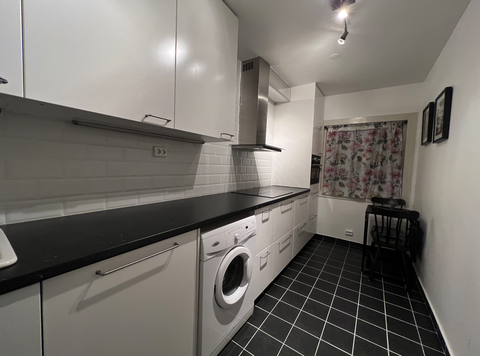 Moderne tidsriktig kjøkken fra 2022 med oppvaskmaskin og vaskemaskin. Galleribilde