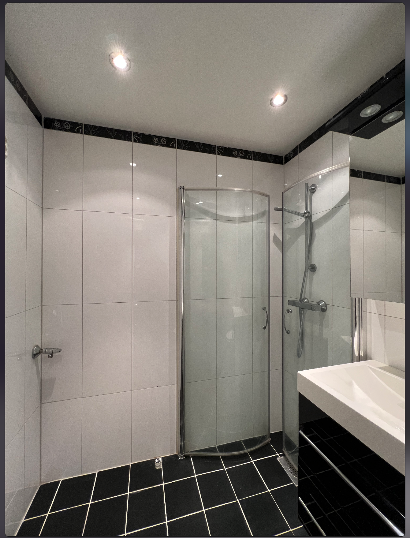 Pen og tidsriktig flislagt bad med varmekabler og plass til tørkestativ. Galleribilde